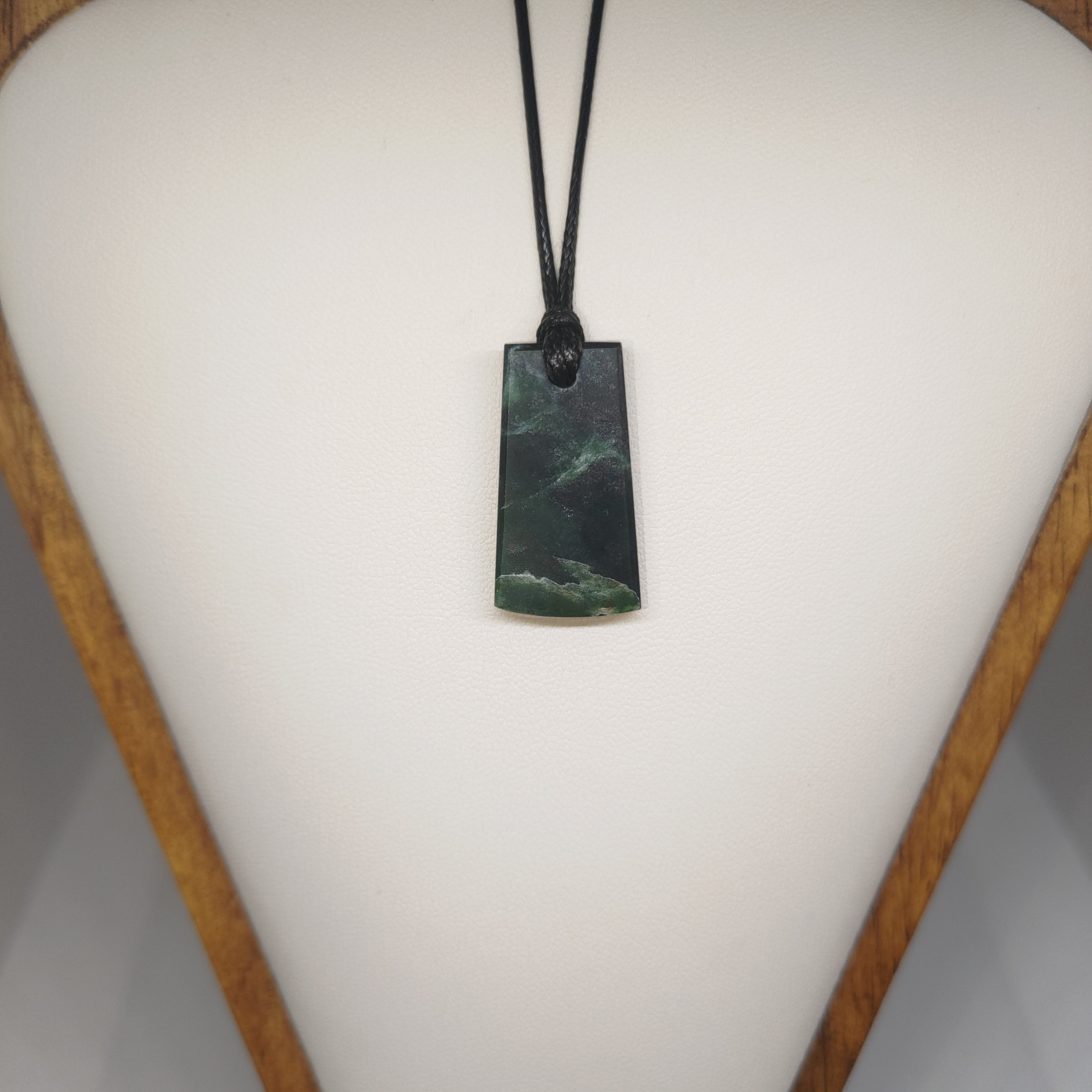 Hand Made New Zealand Pounamu/Greenstone Necklace Ref: 0220