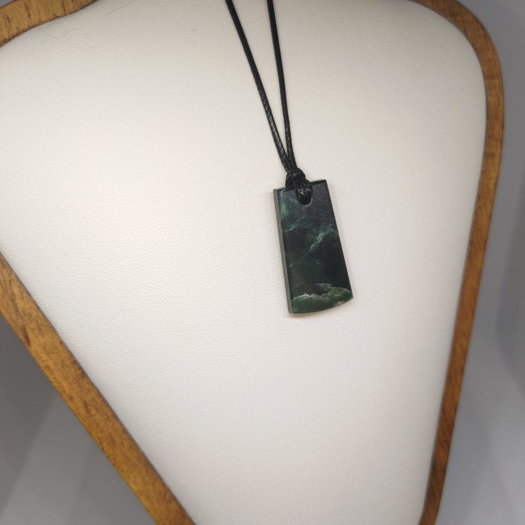 Hand Made New Zealand Pounamu/Greenstone Necklace Ref: 0220