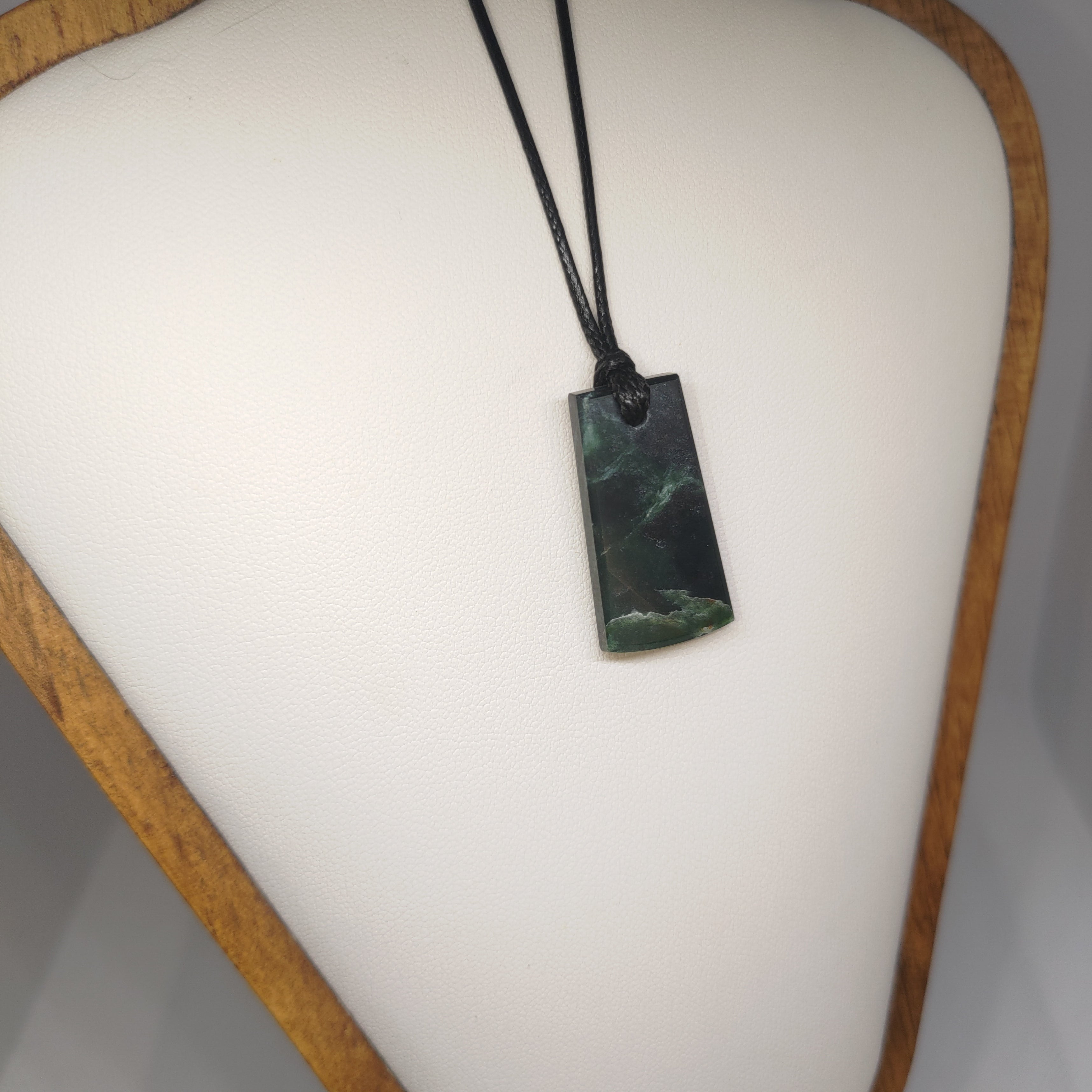 Hand Made New Zealand Pounamu/Greenstone Necklace Ref: 0220