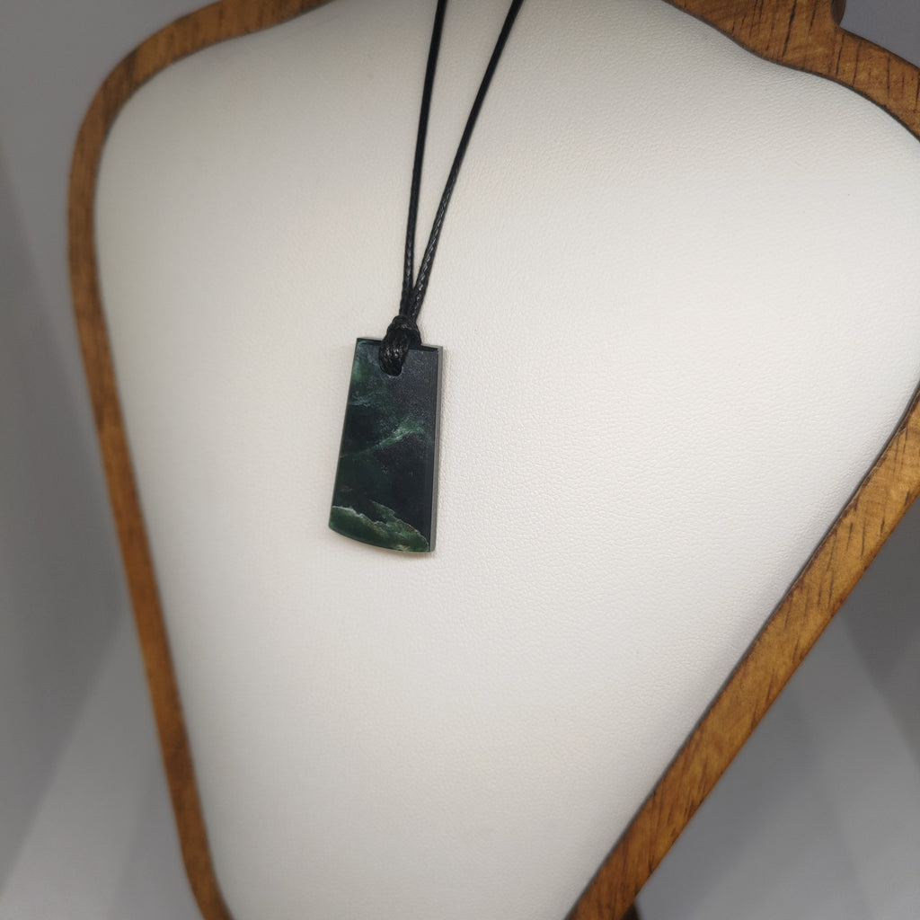 Hand Made New Zealand Pounamu/Greenstone Necklace Ref: 0220