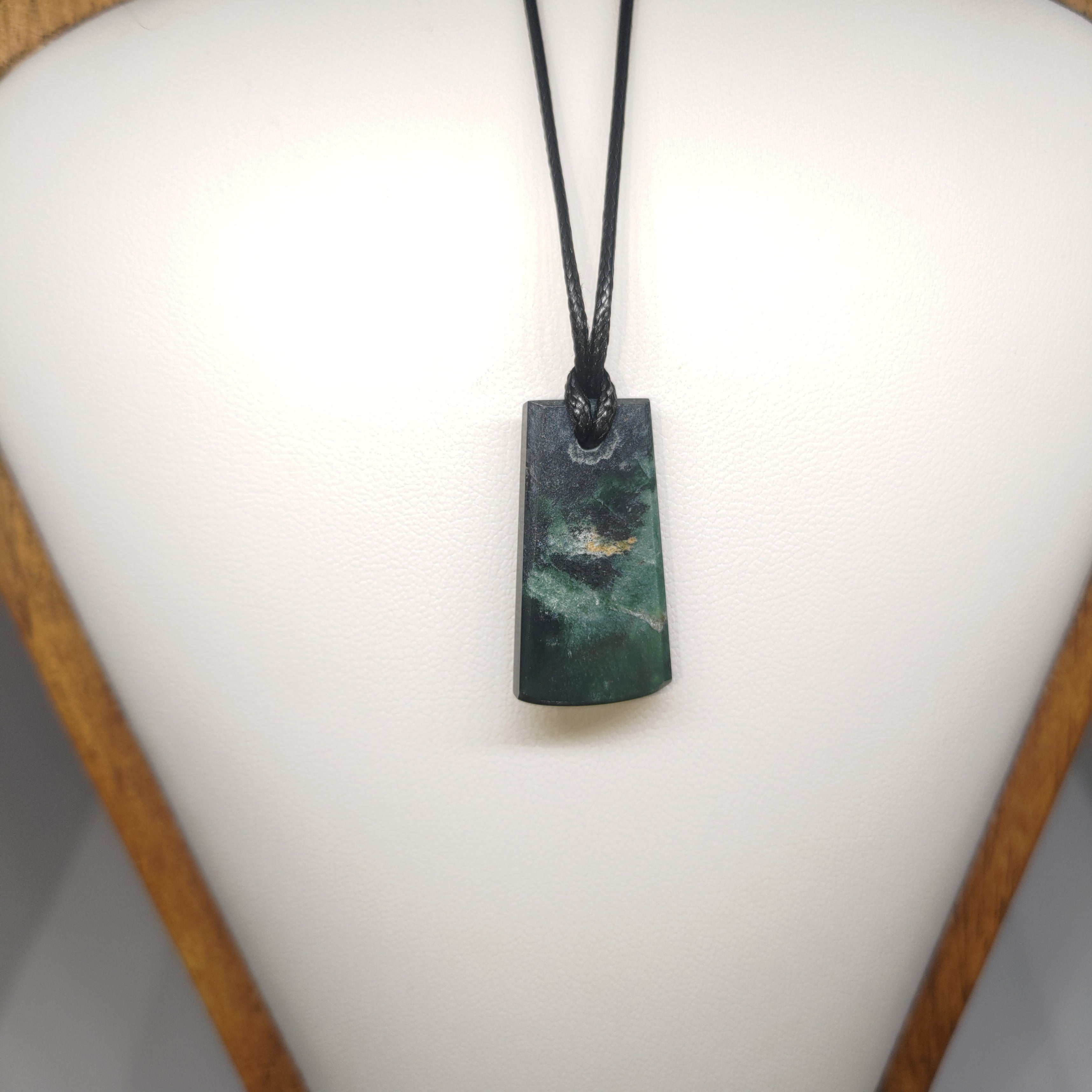 Hand Made New Zealand Pounamu/Greenstone Necklace Ref: 0220