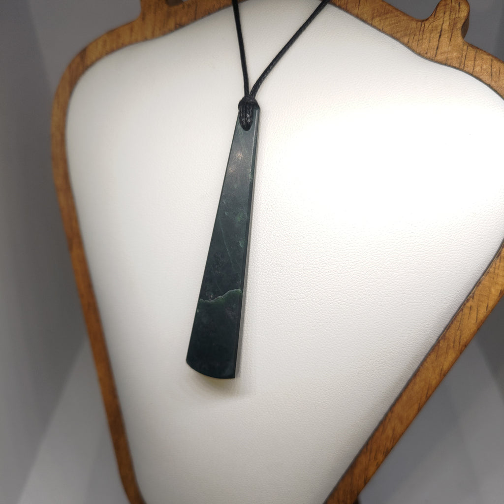 Hand Made New Zealand Pounamu/Greenstone Necklace Ref: 0221