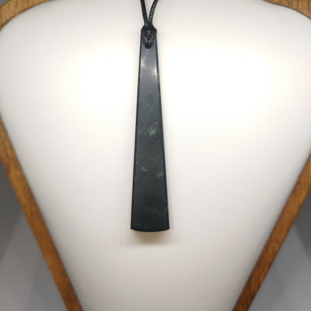 Hand Made New Zealand Pounamu/Greenstone Necklace Ref: 0221