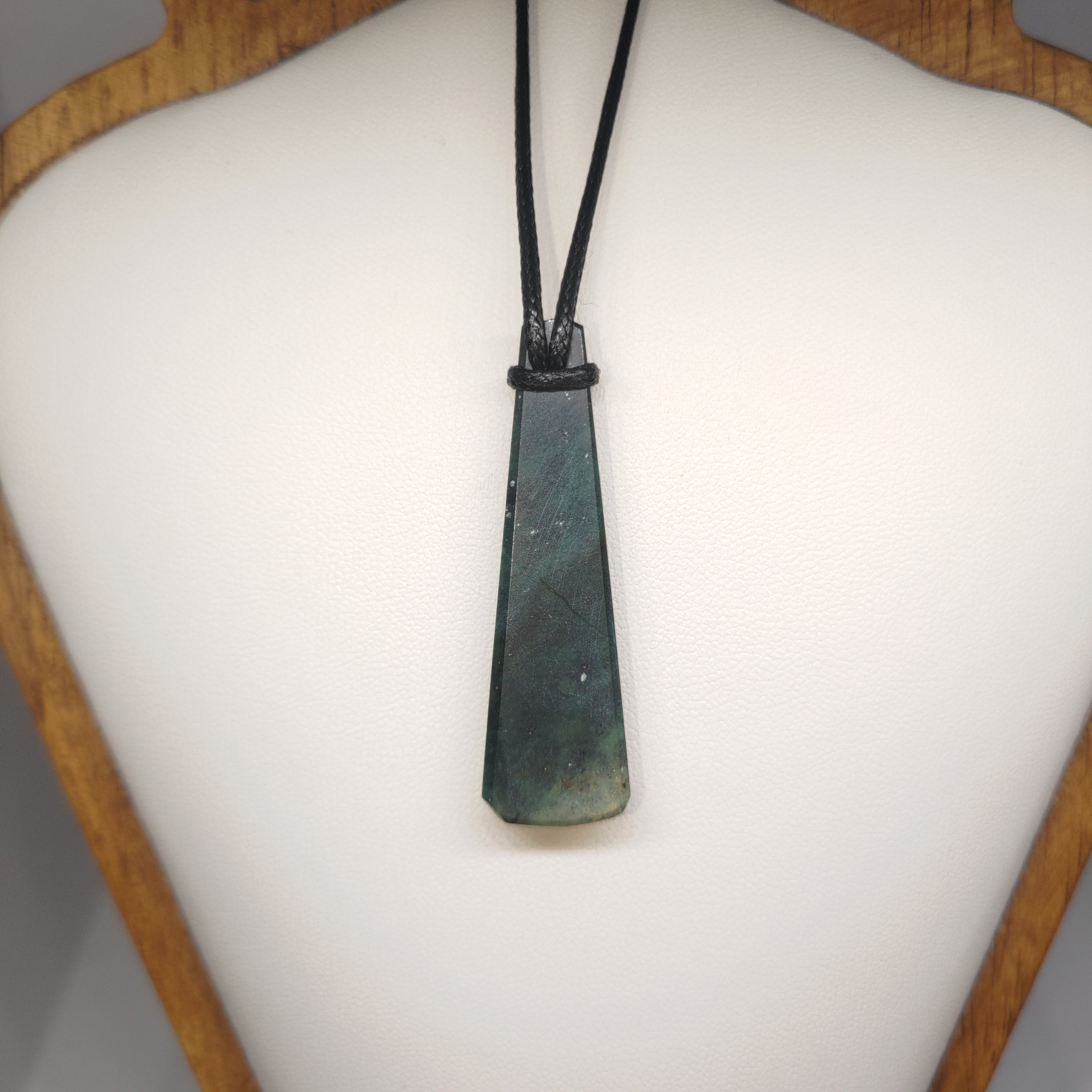 Hand Made New Zealand Pounamu/Greenstone Necklace Ref: 0222