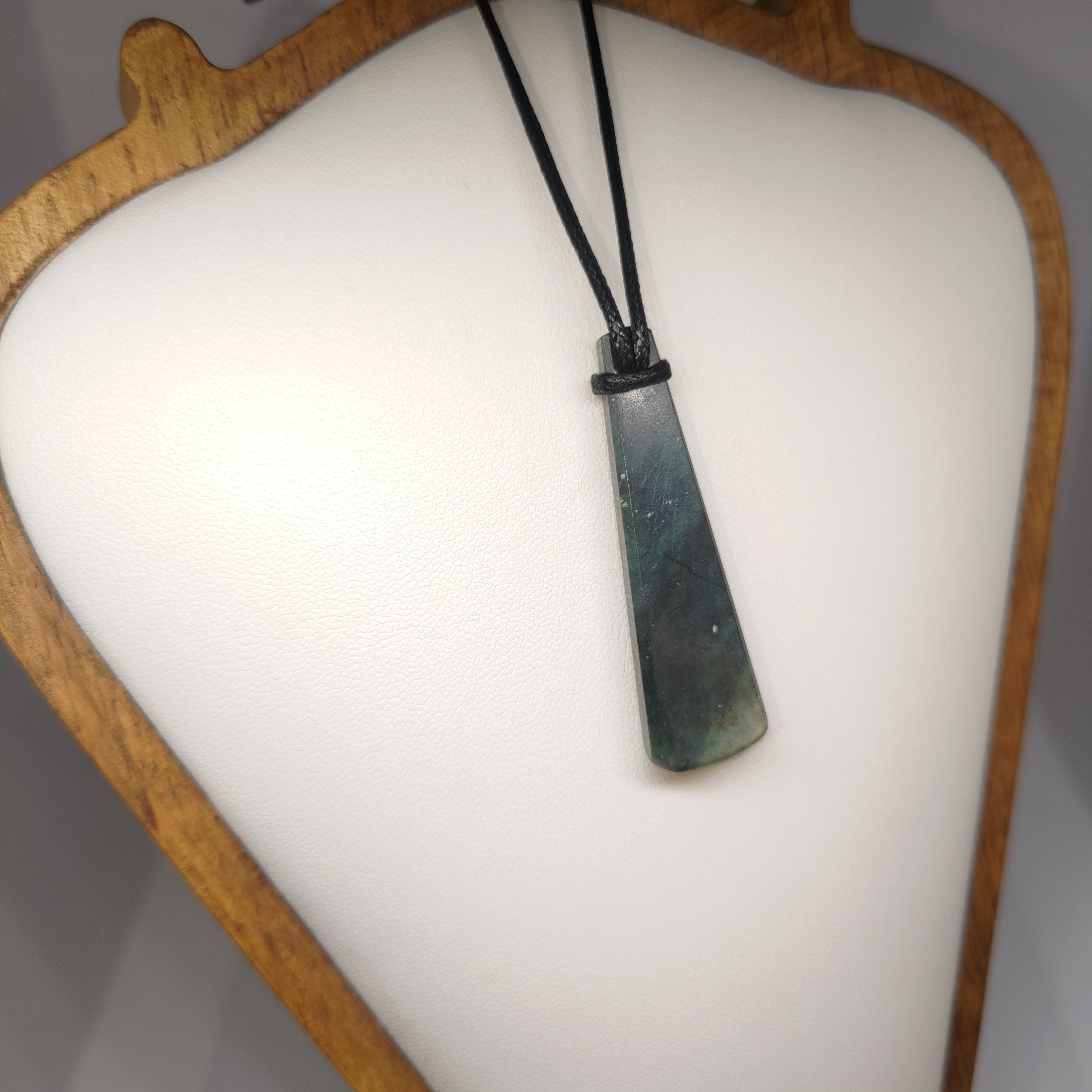 Hand Made New Zealand Pounamu/Greenstone Necklace Ref: 0222