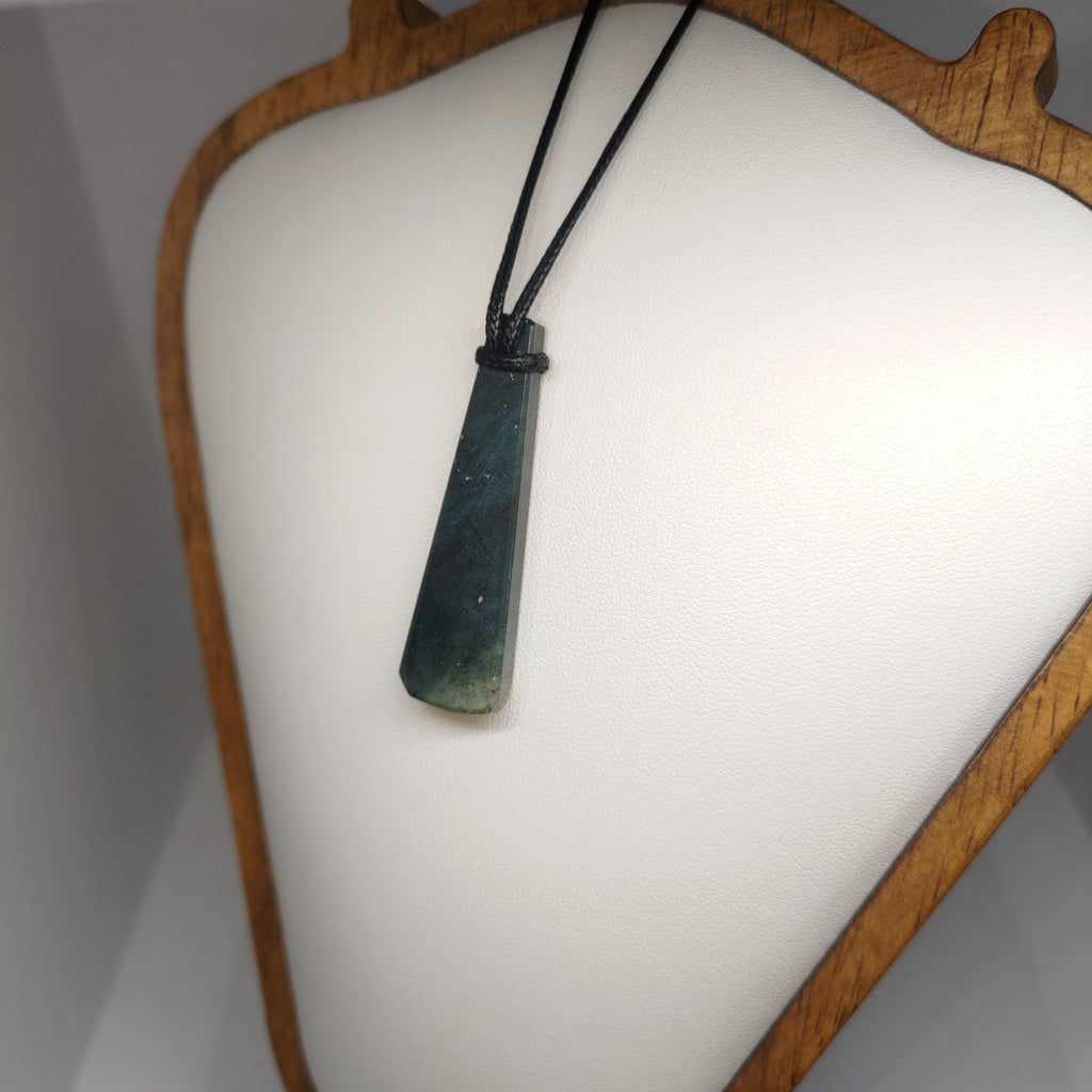 Hand Made New Zealand Pounamu/Greenstone Necklace Ref: 0222