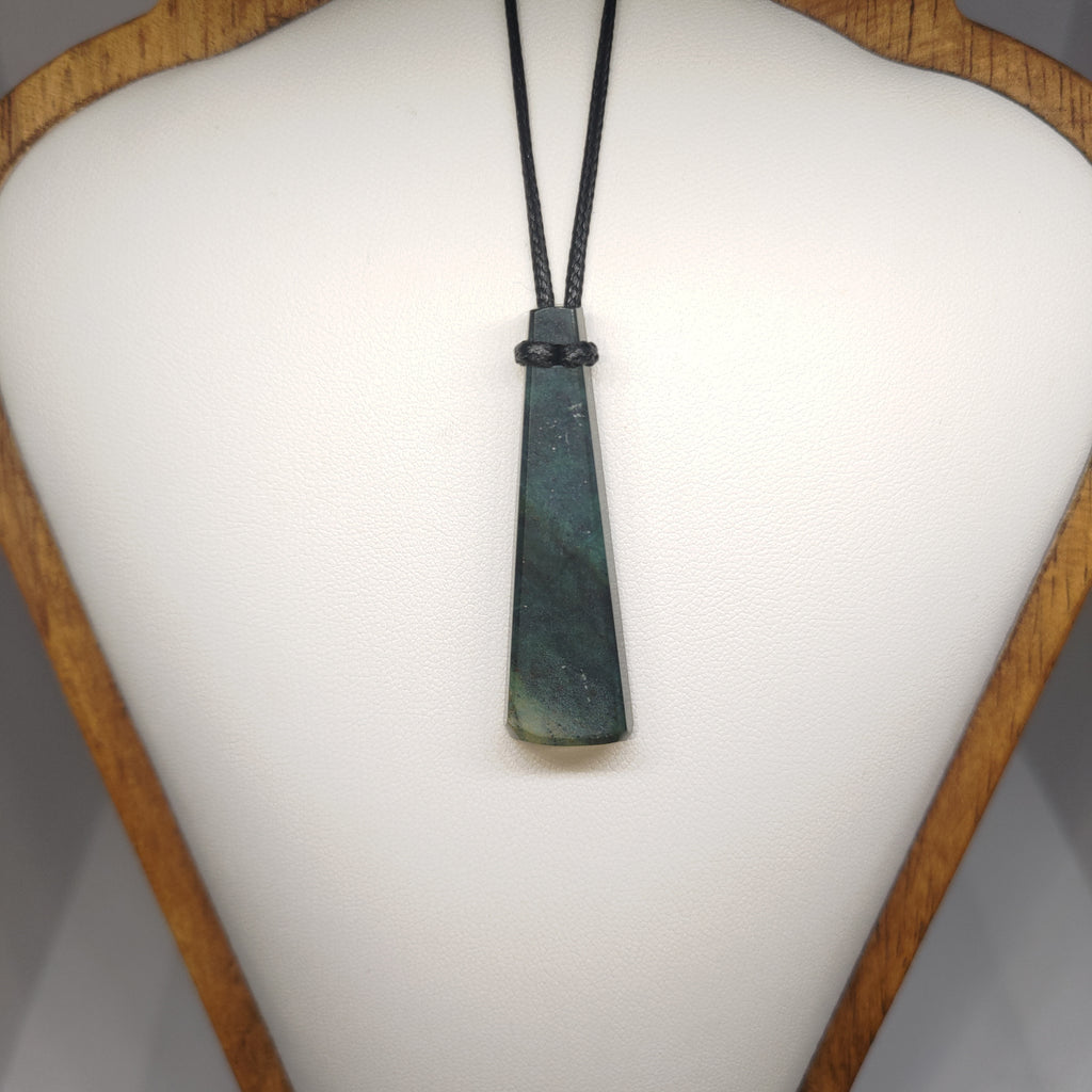 Hand Made New Zealand Pounamu/Greenstone Necklace Ref: 0222