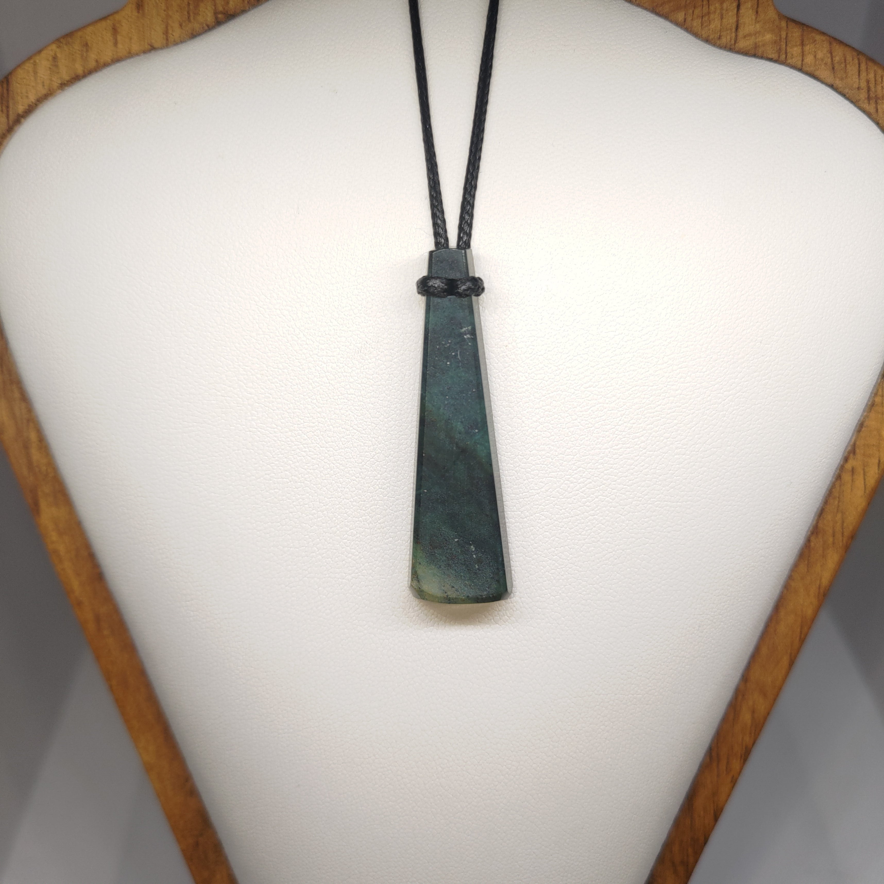 Hand Made New Zealand Pounamu/Greenstone Necklace Ref: 0222