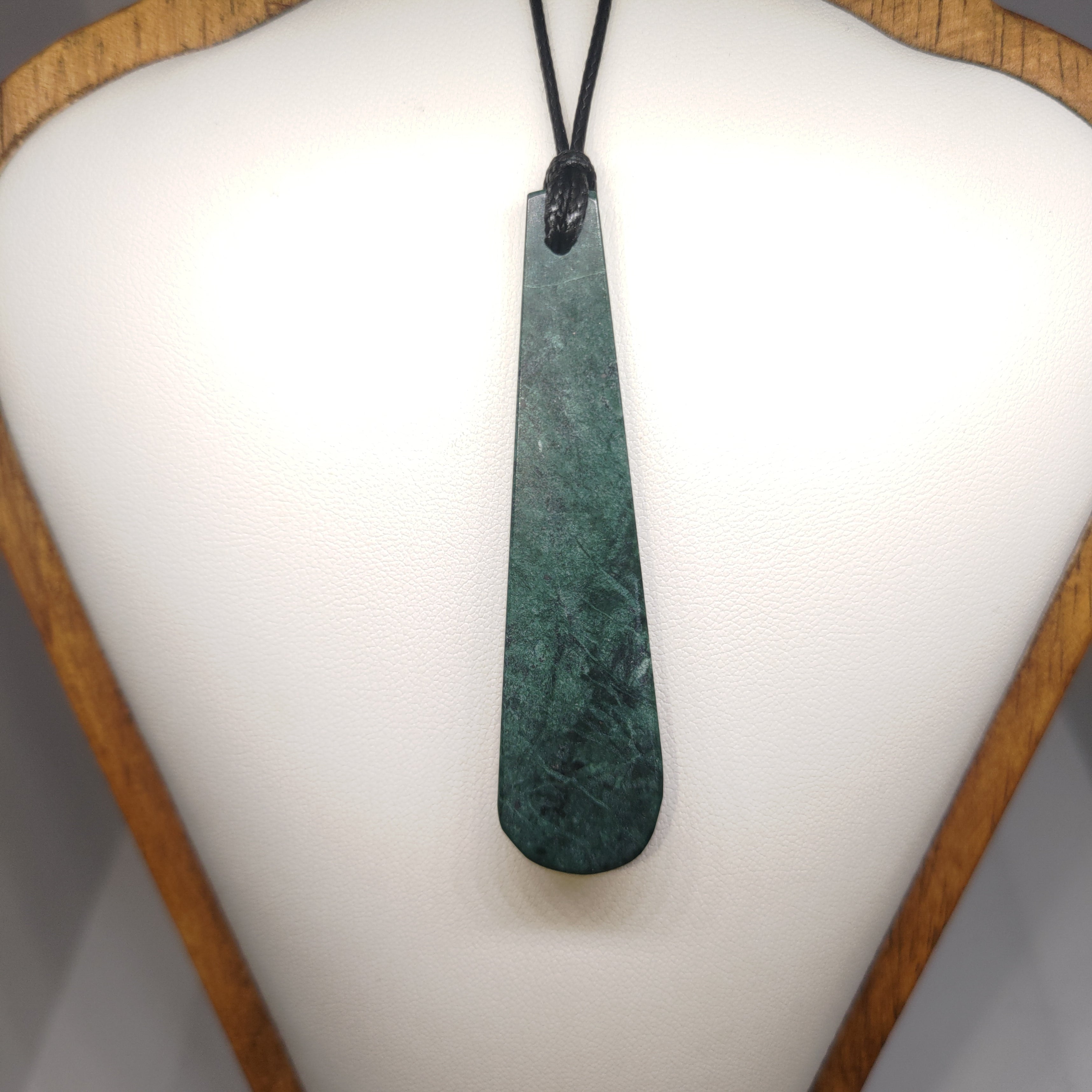 Hand Made New Zealand Pounamu/Greenstone Necklace Ref: 0223