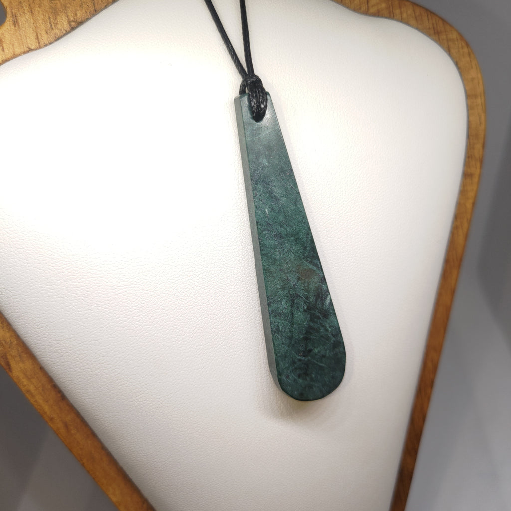Hand Made New Zealand Pounamu/Greenstone Necklace Ref: 0223
