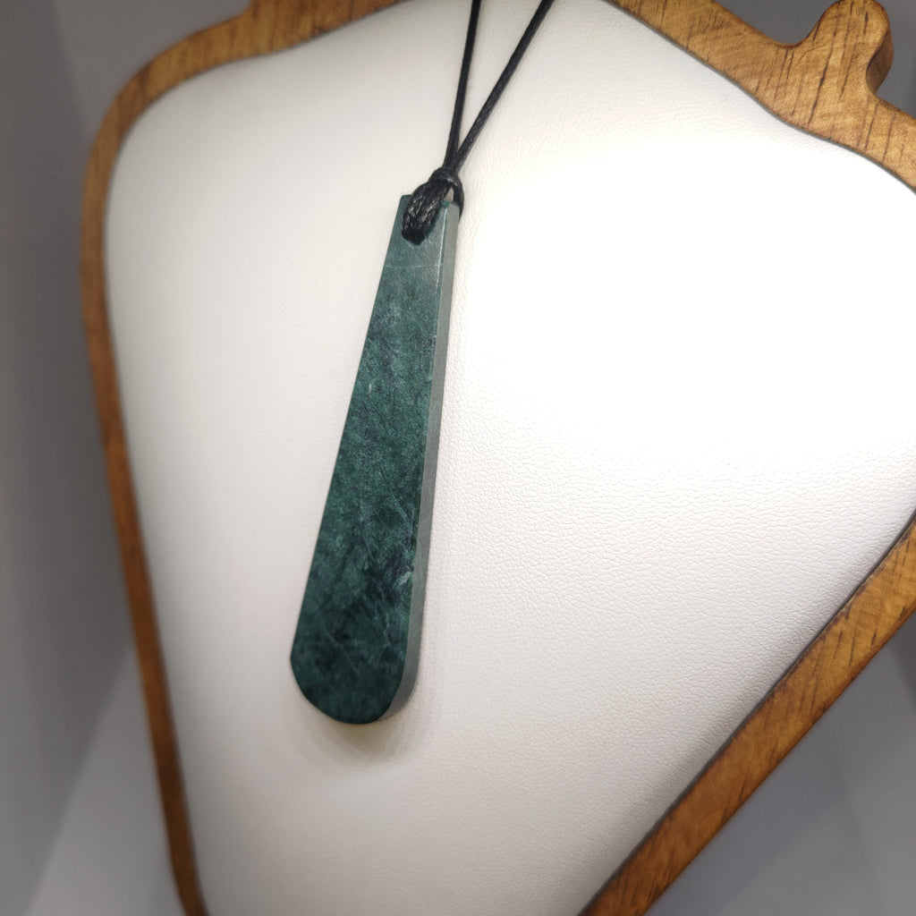 Hand Made New Zealand Pounamu/Greenstone Necklace Ref: 0223