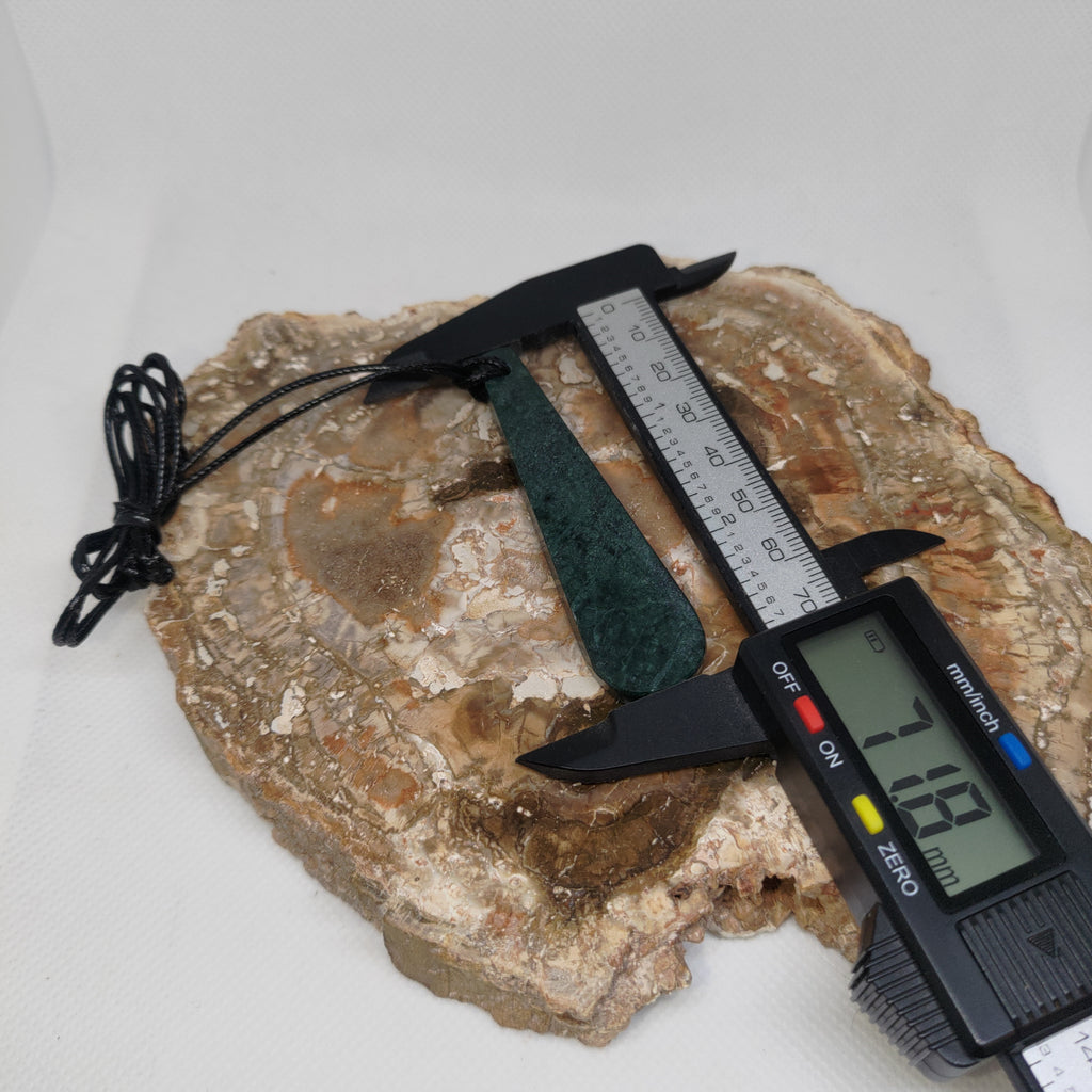 Hand Made New Zealand Pounamu/Greenstone Necklace Ref: 0223