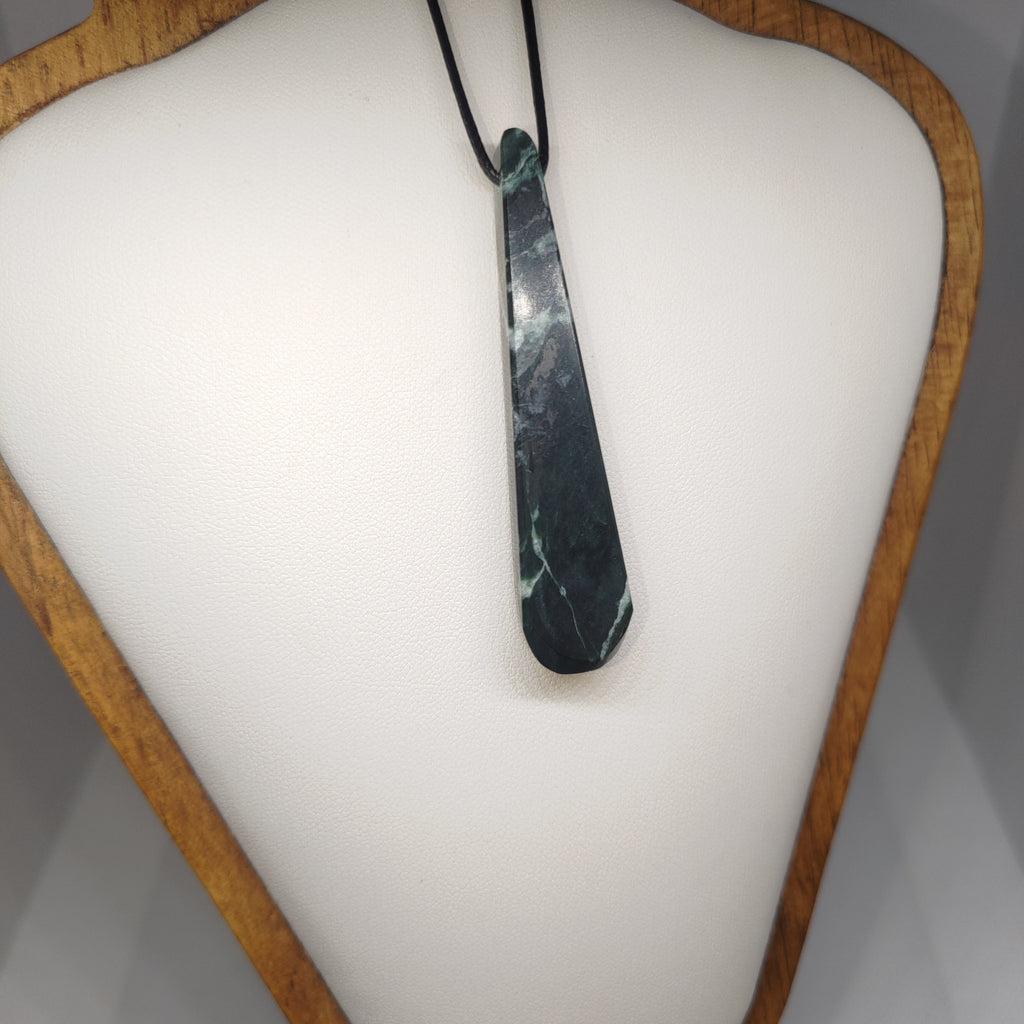 Hand Made New Zealand Pounamu/Greenstone Necklace Ref: 0224