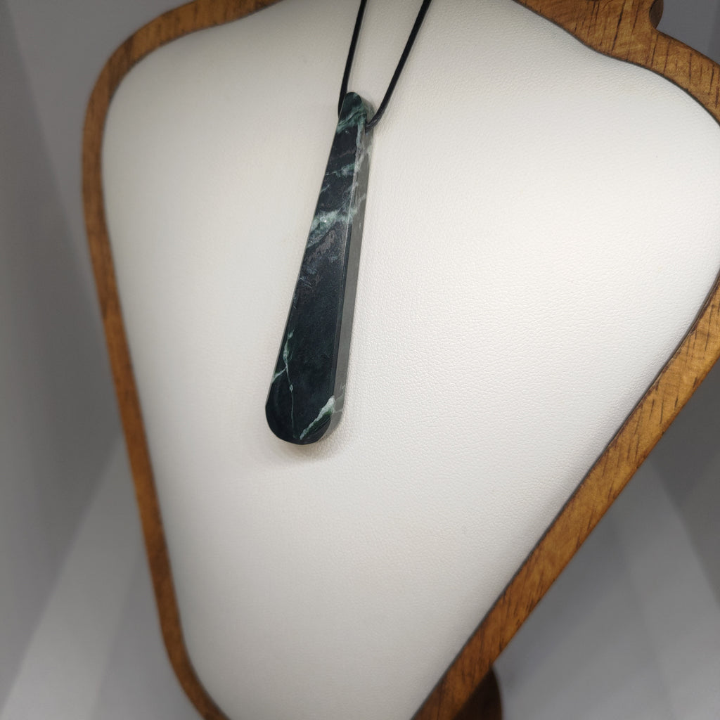 Hand Made New Zealand Pounamu/Greenstone Necklace Ref: 0224