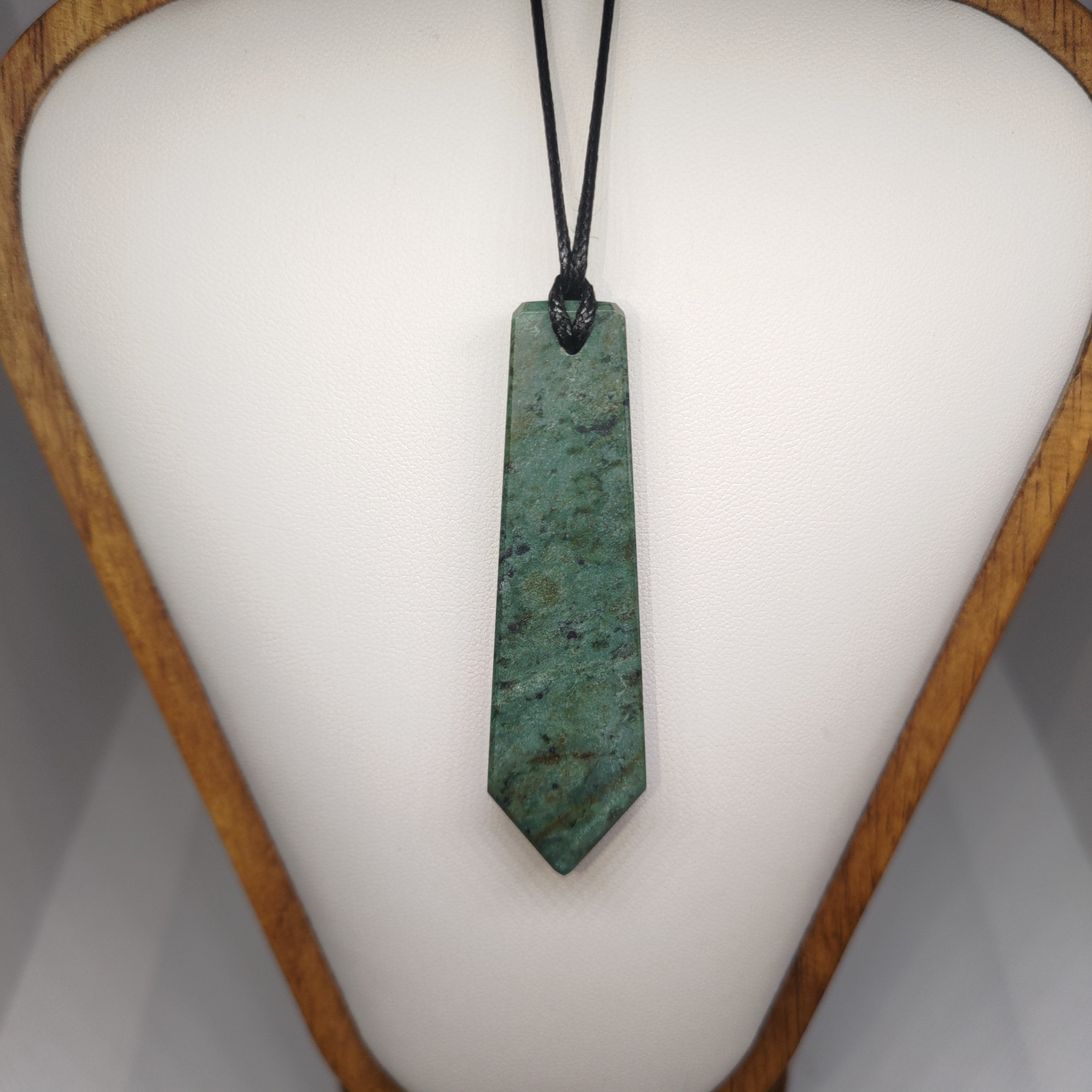 Hand Made New Zealand Pounamu/Greenstone Necklace Ref: 0225