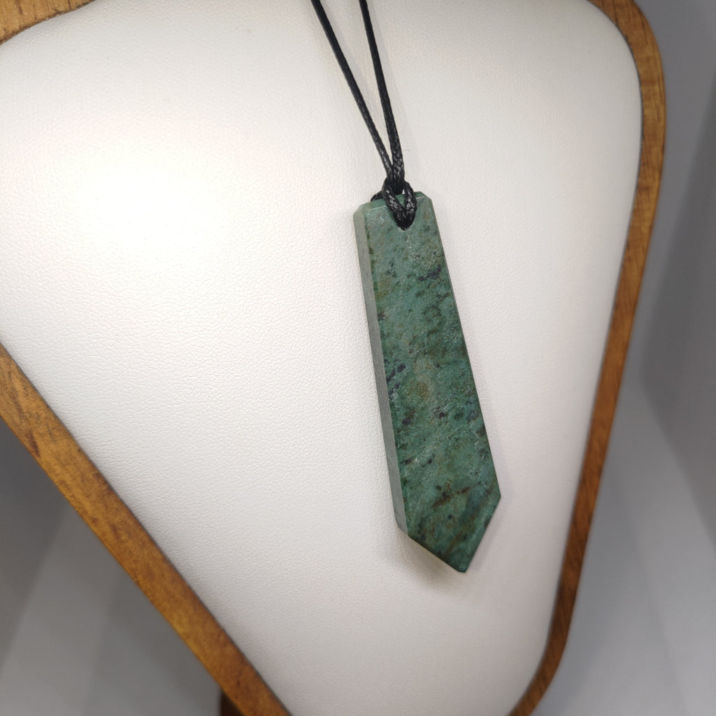 Hand Made New Zealand Pounamu/Greenstone Necklace Ref: 0225