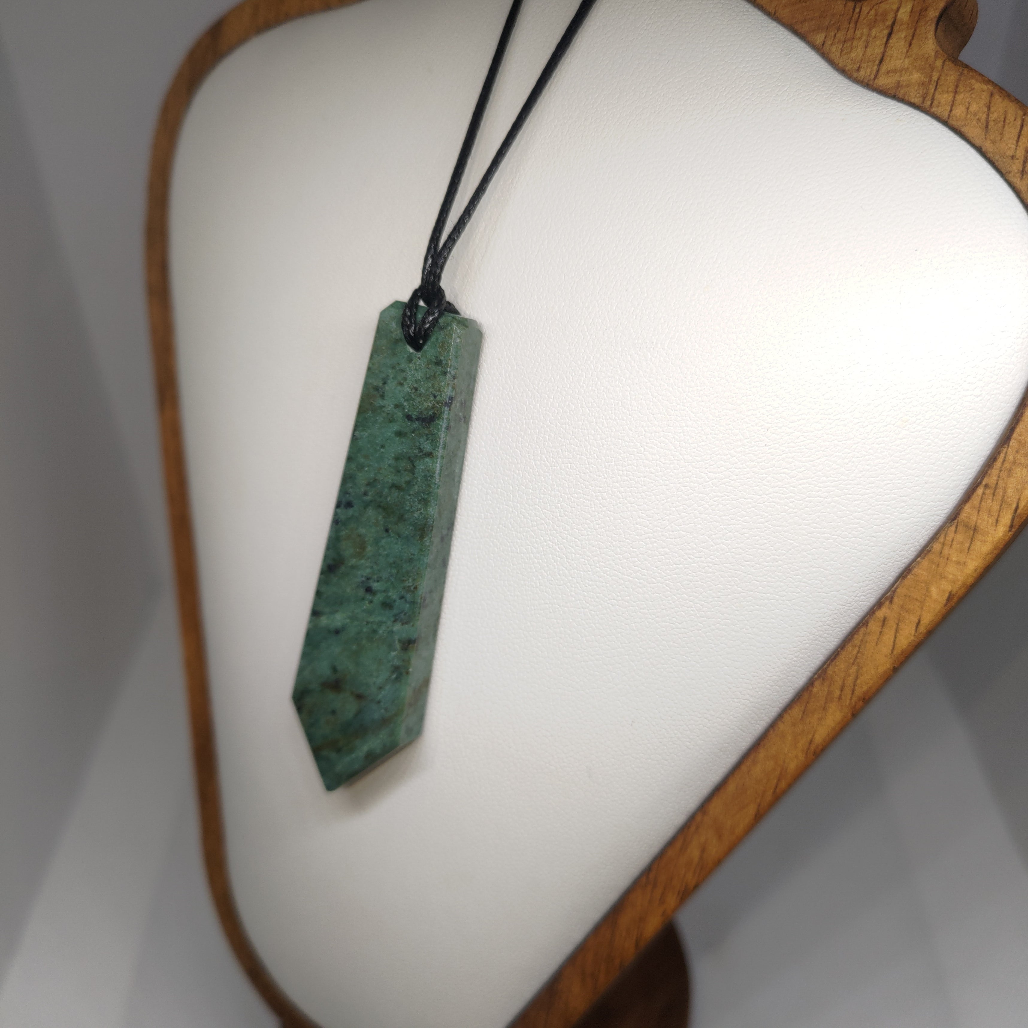 Hand Made New Zealand Pounamu/Greenstone Necklace Ref: 0225