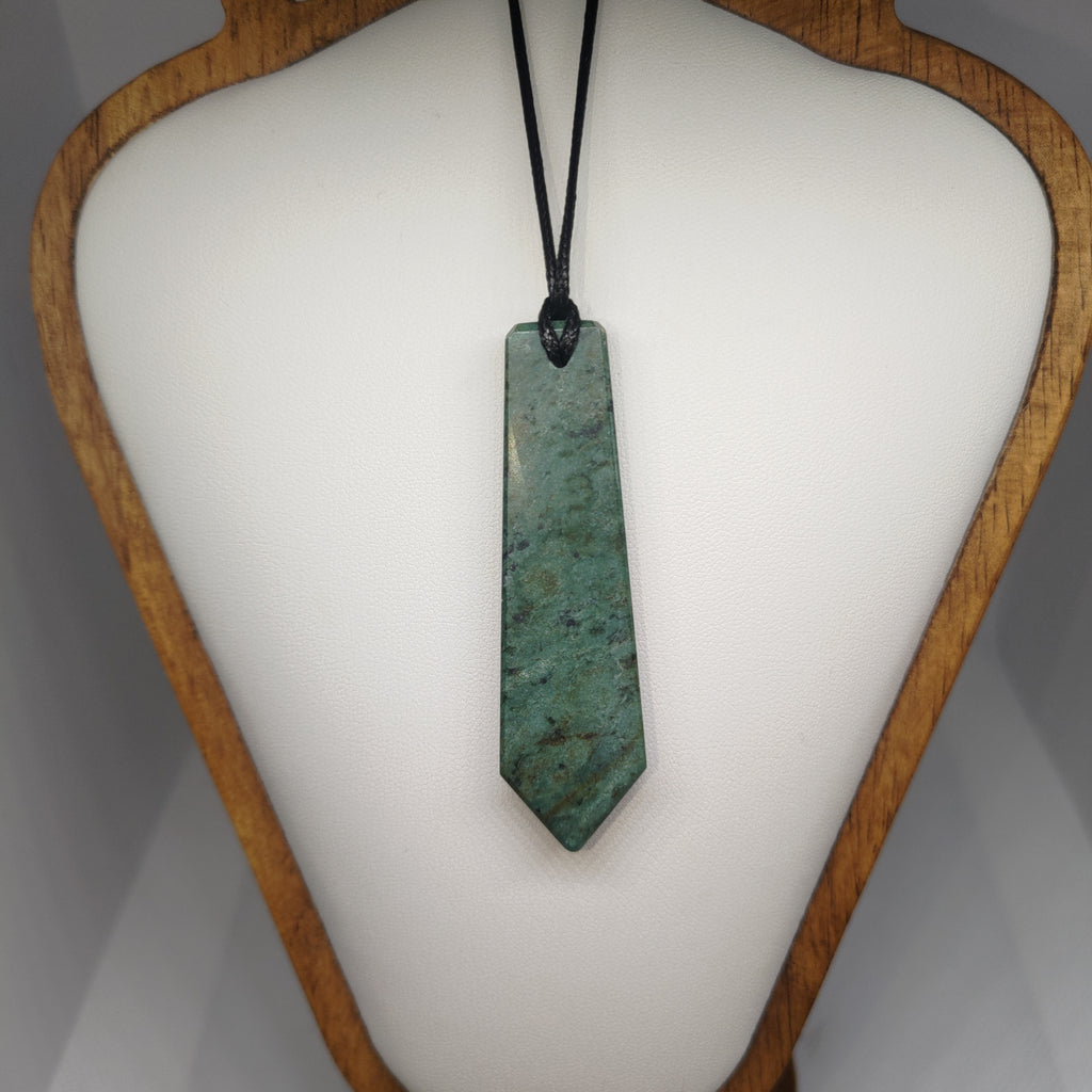 Hand Made New Zealand Pounamu/Greenstone Necklace Ref: 0225