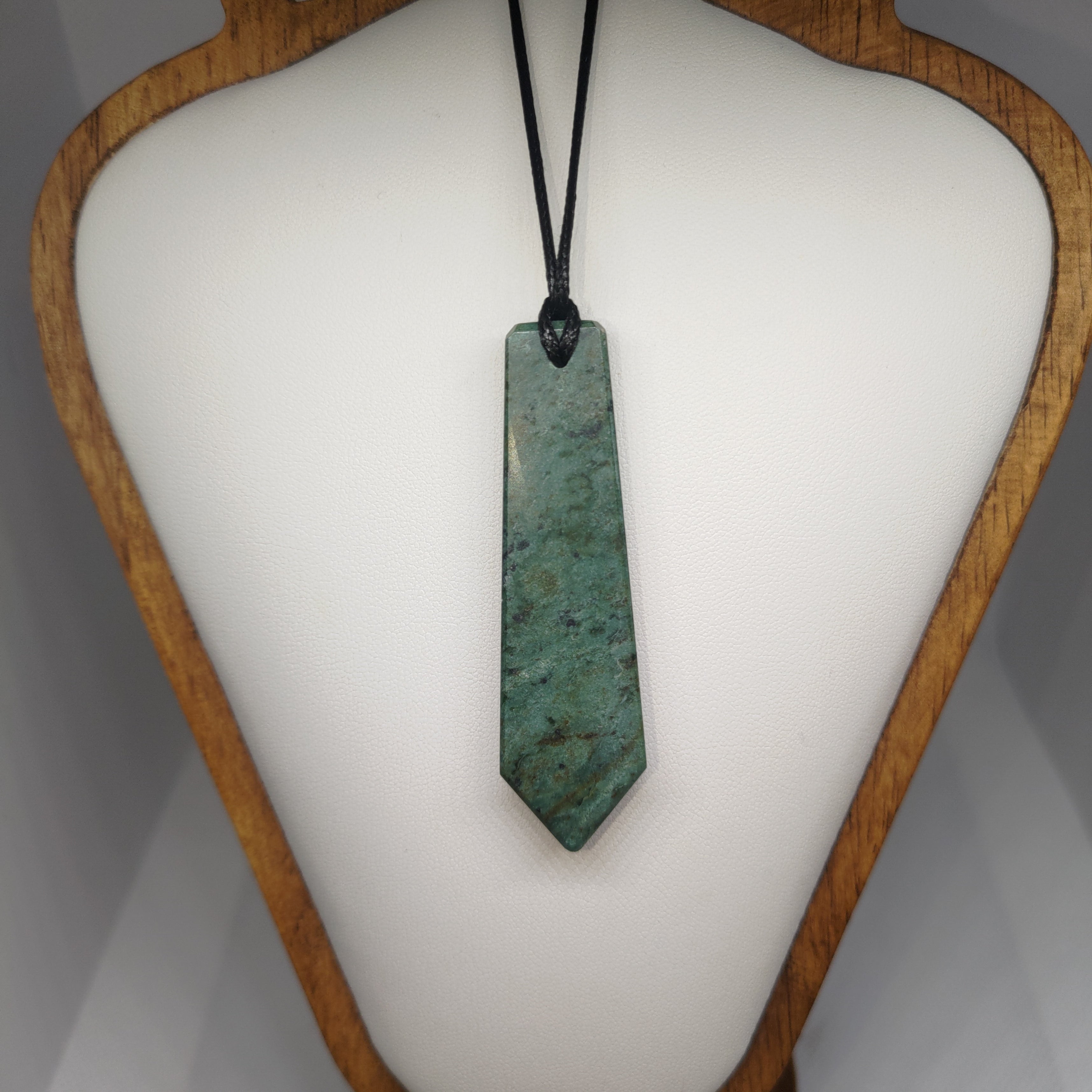 Hand Made New Zealand Pounamu/Greenstone Necklace Ref: 0225