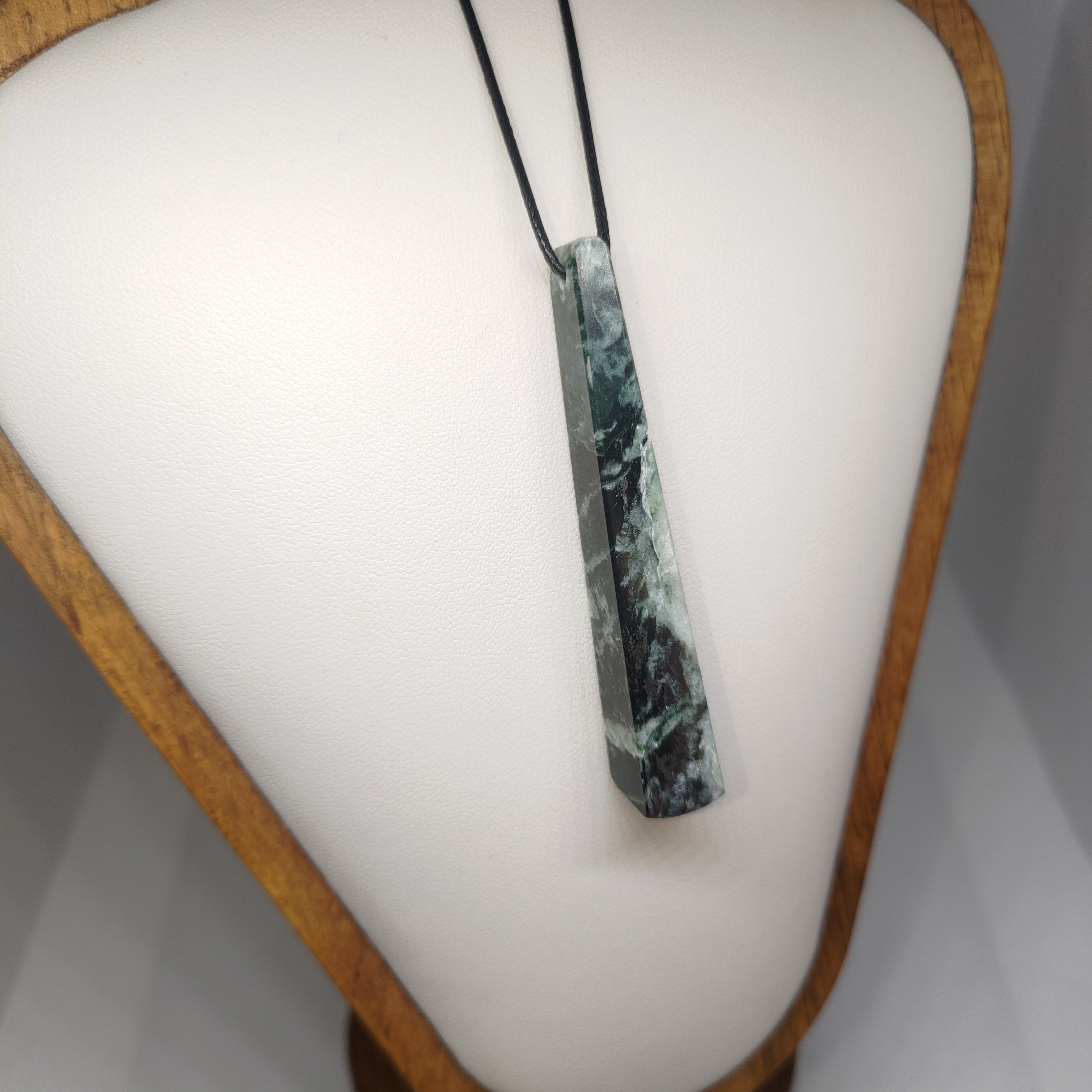 Hand Made New Zealand Pounamu/Greenstone Necklace Ref: 0226