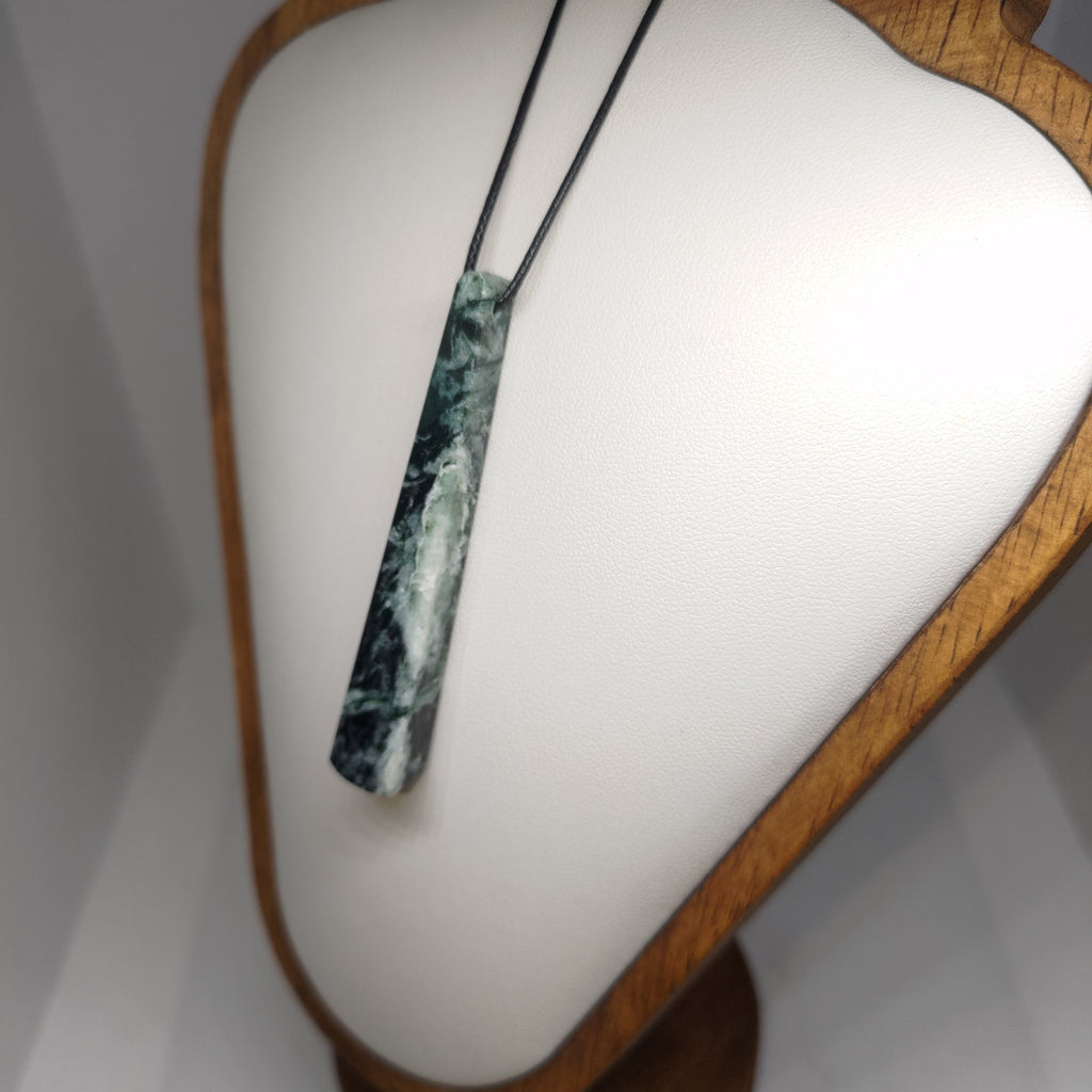 Hand Made New Zealand Pounamu/Greenstone Necklace Ref: 0226