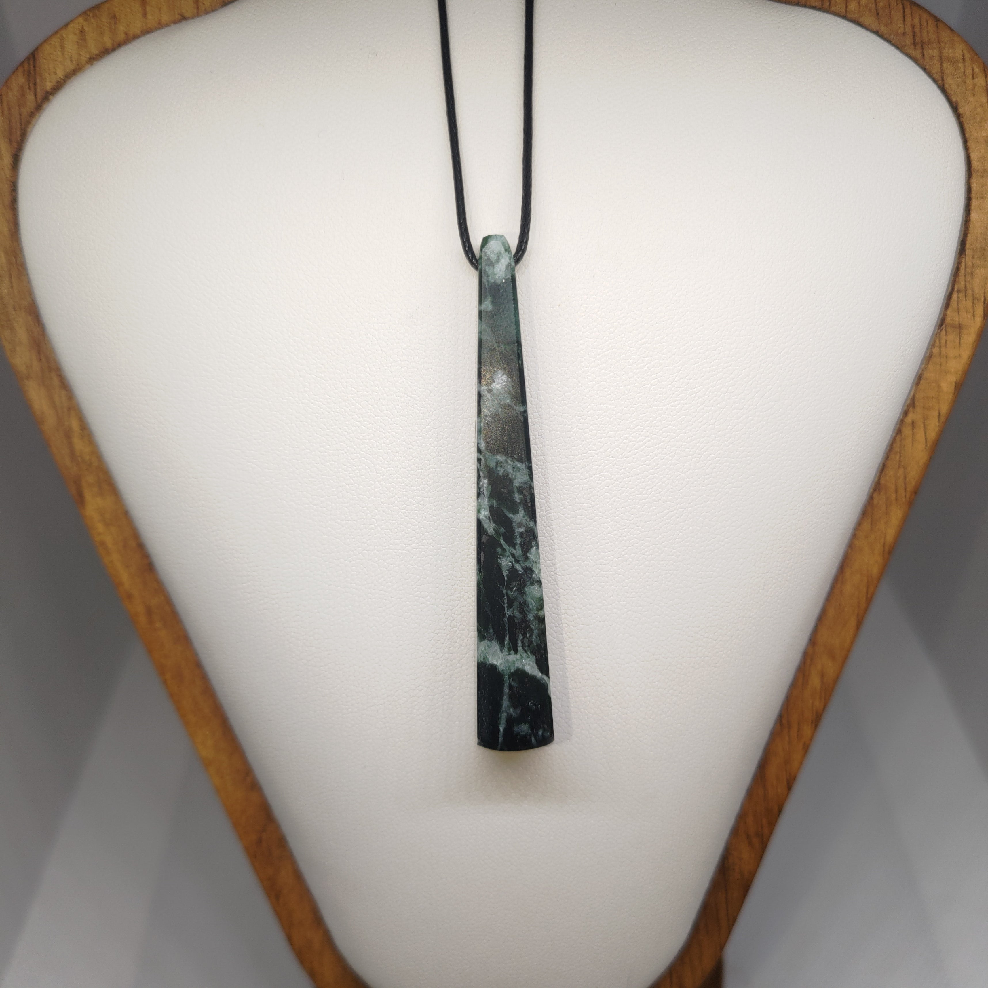 Hand Made New Zealand Pounamu/Greenstone Necklace Ref: 0226