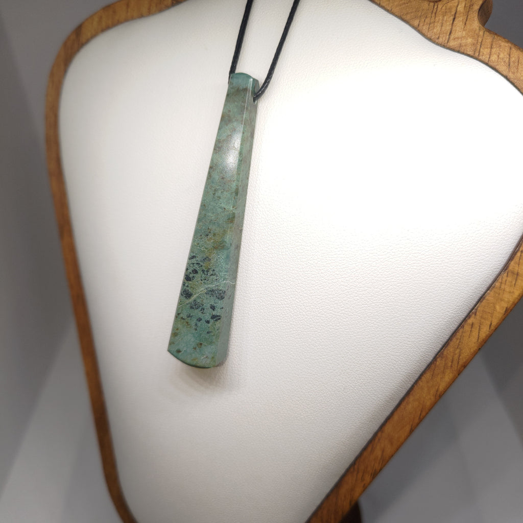 Hand Made New Zealand Pounamu/Greenstone Necklace Ref: 0227