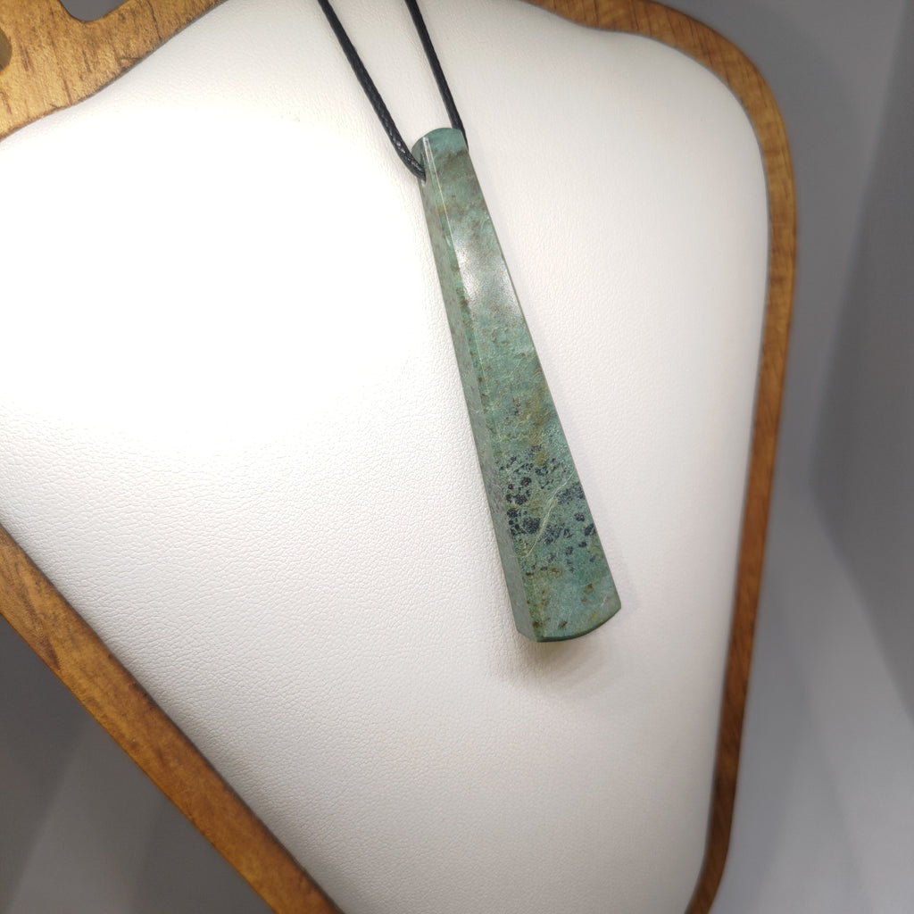 Hand Made New Zealand Pounamu/Greenstone Necklace Ref: 0227