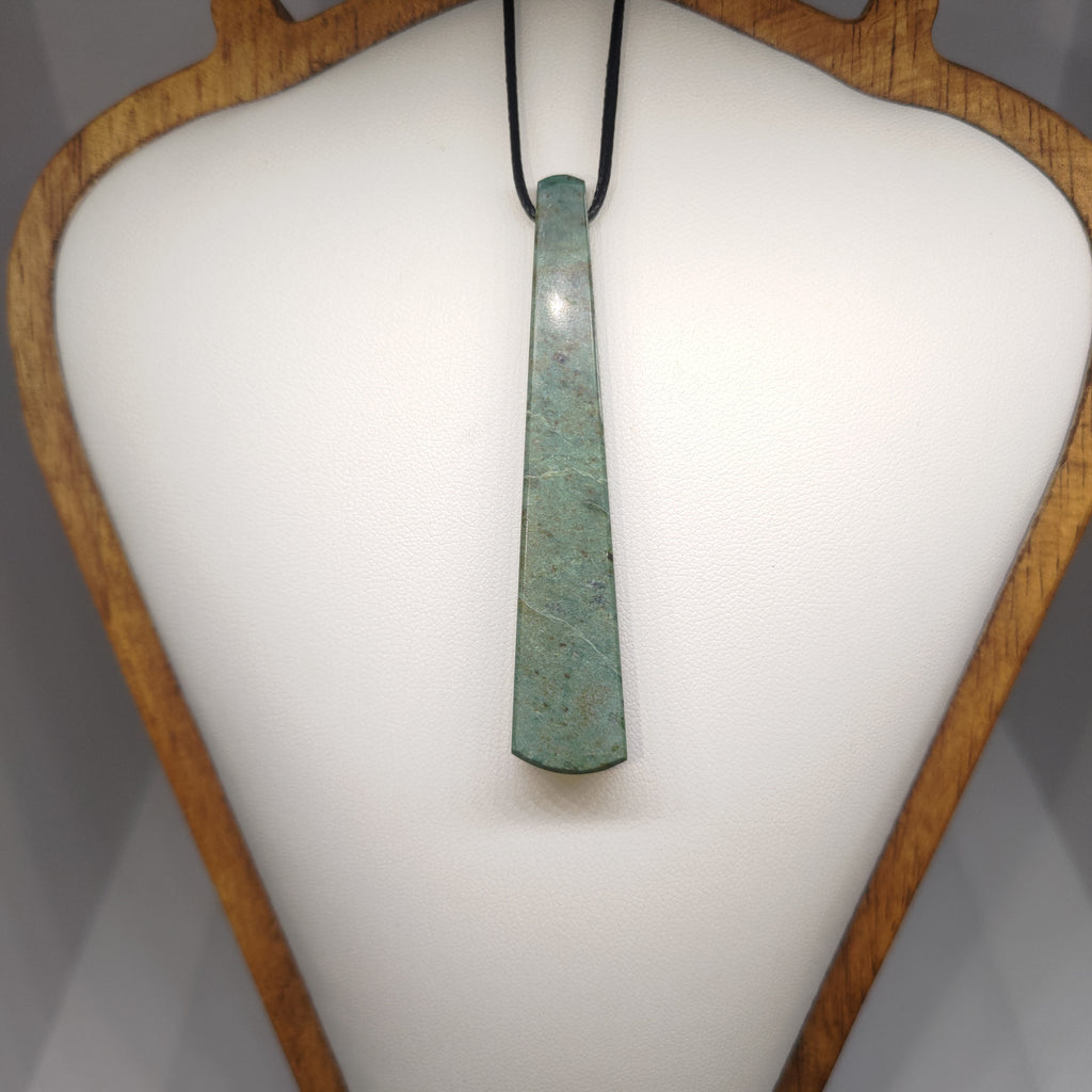 Hand Made New Zealand Pounamu/Greenstone Necklace Ref: 0227