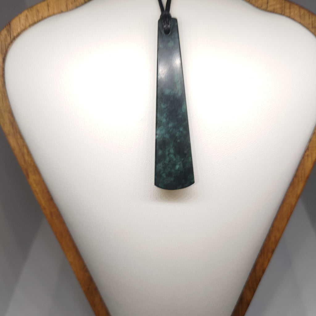 Hand Made New Zealand Pounamu/Greenstone Necklace Ref: 0228