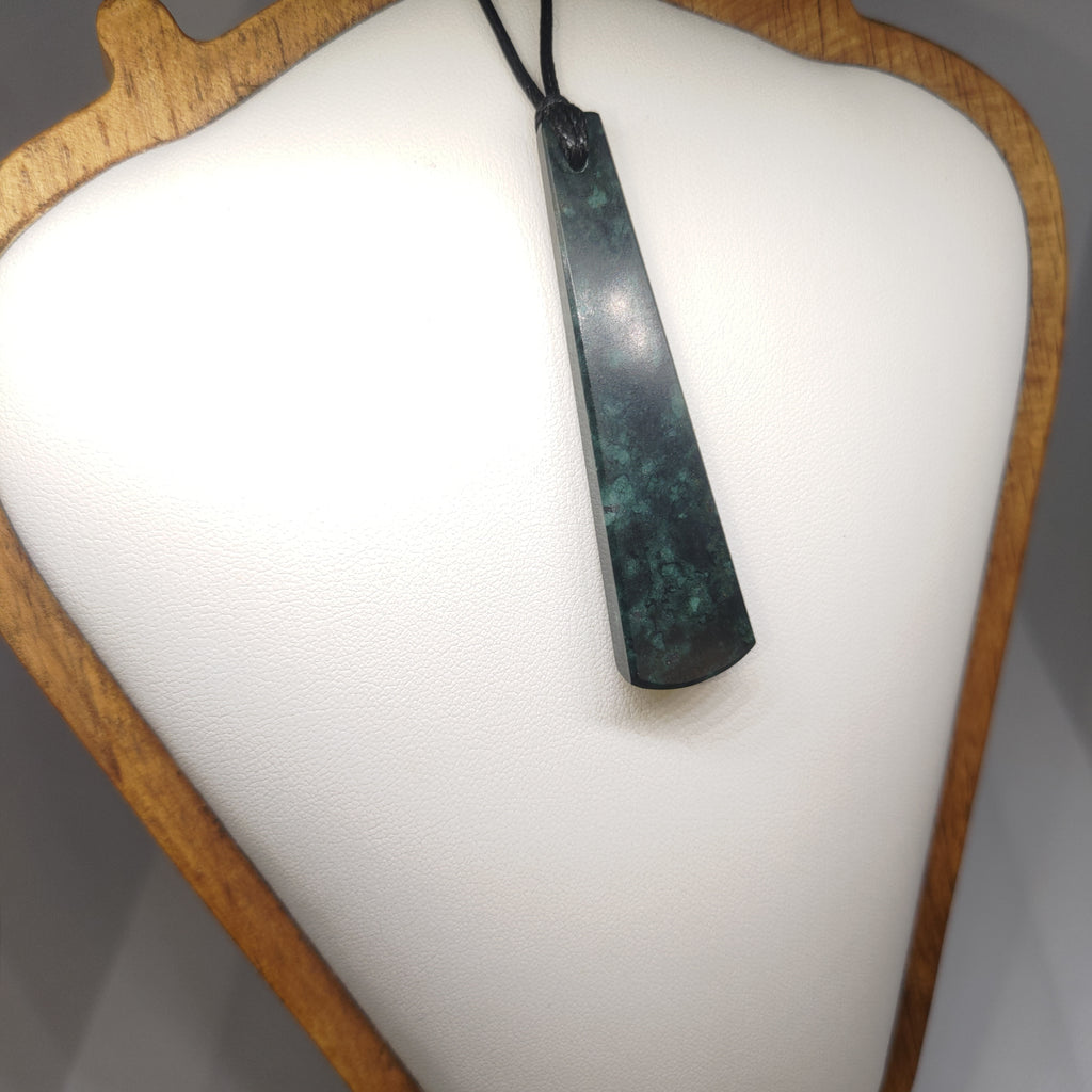 Hand Made New Zealand Pounamu/Greenstone Necklace Ref: 0228