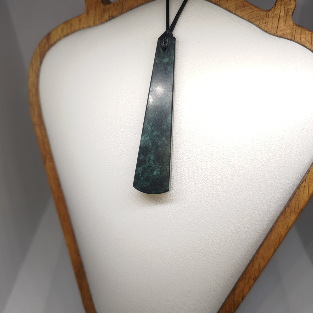 Hand Made New Zealand Pounamu/Greenstone Necklace Ref: 0228