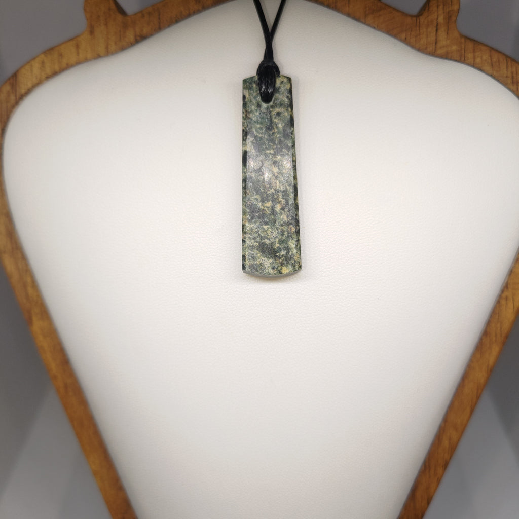 Hand Made New Zealand Pounamu/Greenstone Necklace Ref: 0229