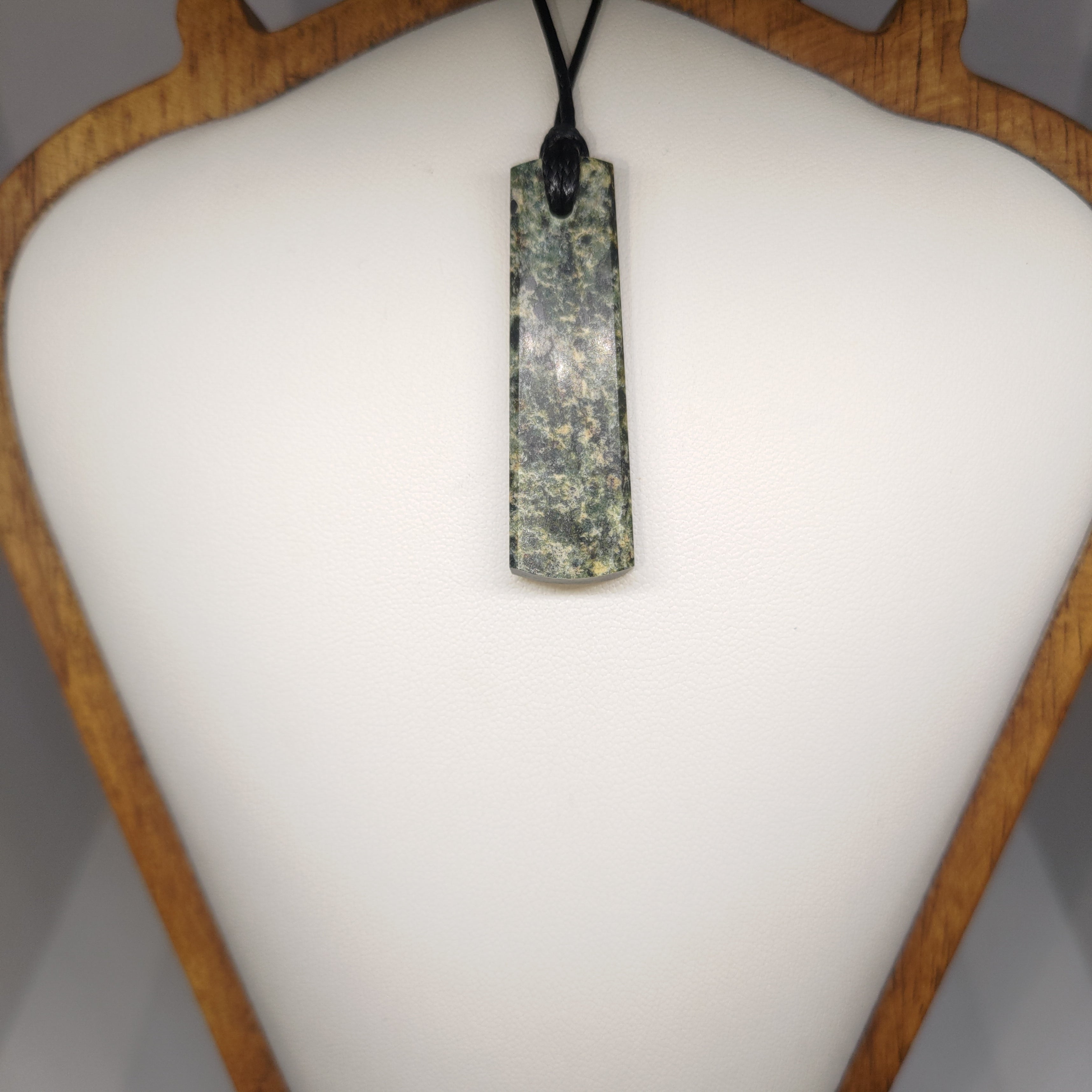 Hand Made New Zealand Pounamu/Greenstone Necklace Ref: 0229