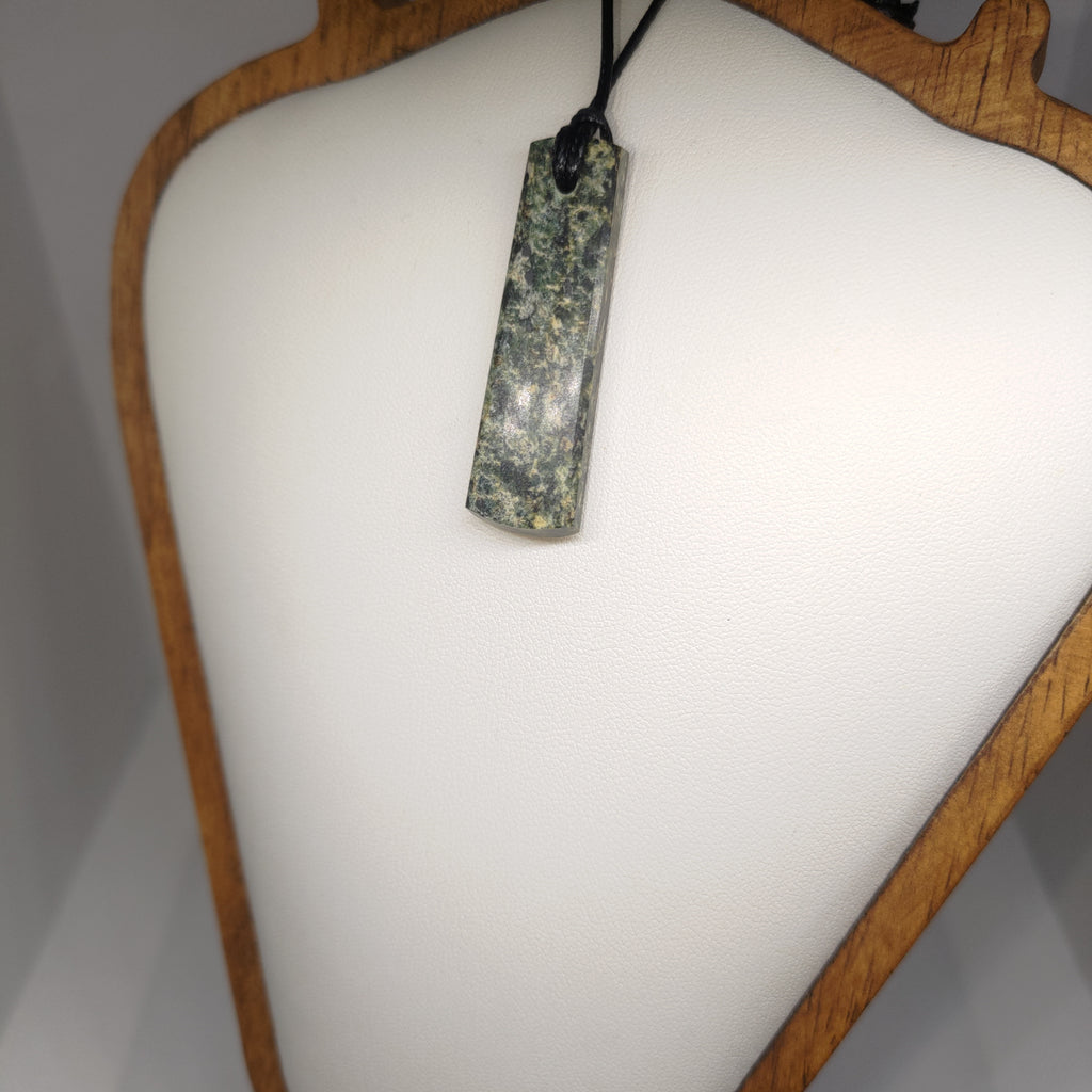 Hand Made New Zealand Pounamu/Greenstone Necklace Ref: 0229
