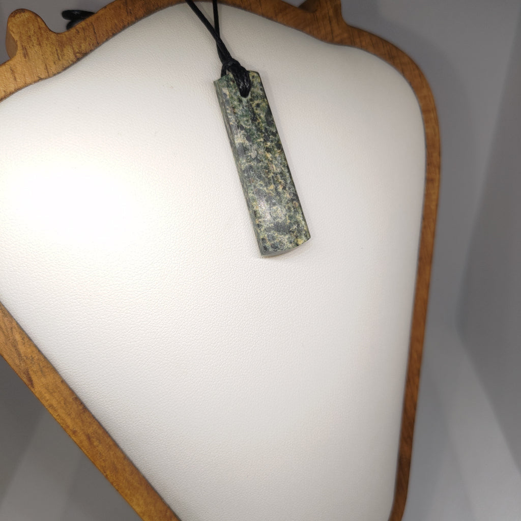 Hand Made New Zealand Pounamu/Greenstone Necklace Ref: 0229