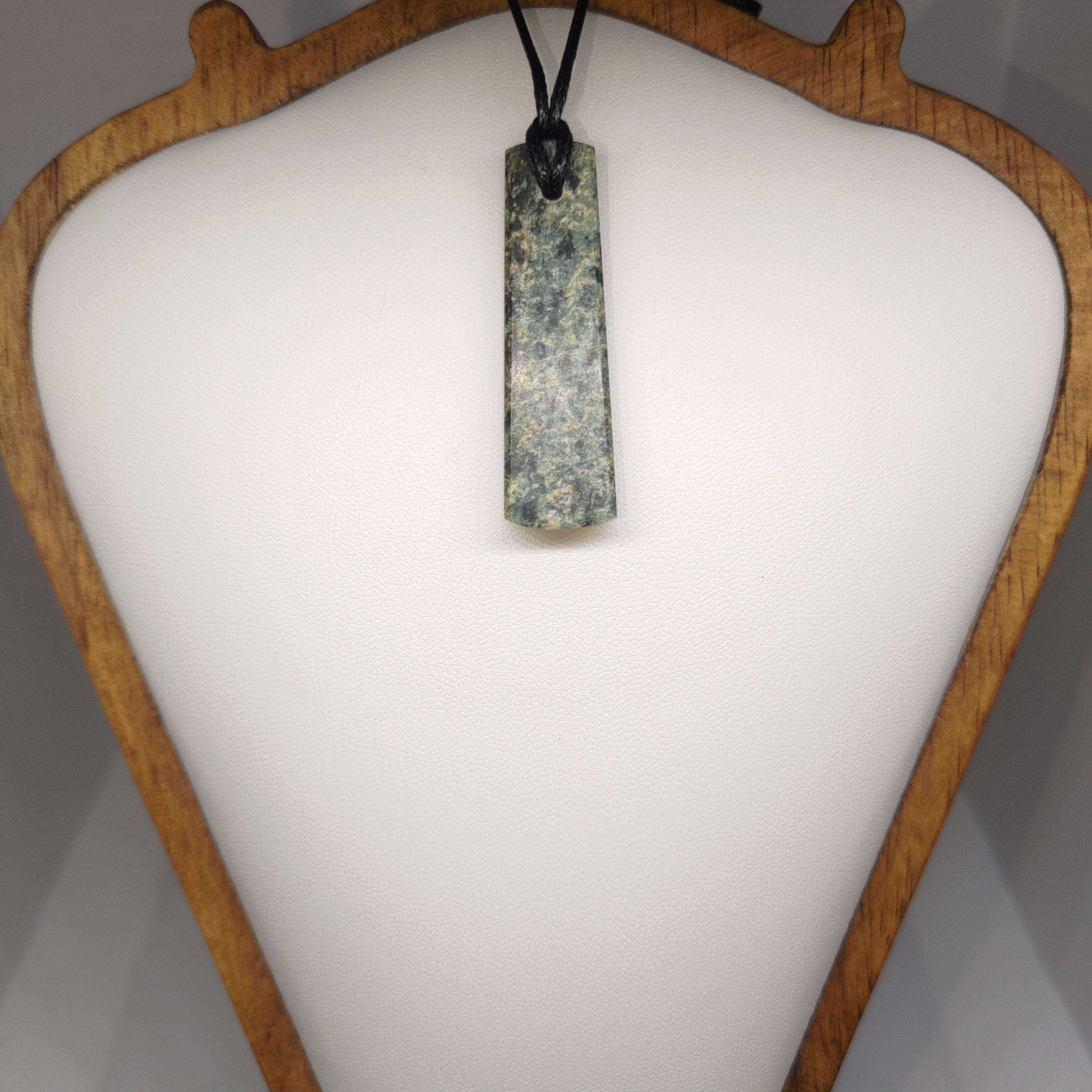 Hand Made New Zealand Pounamu/Greenstone Necklace Ref: 0229
