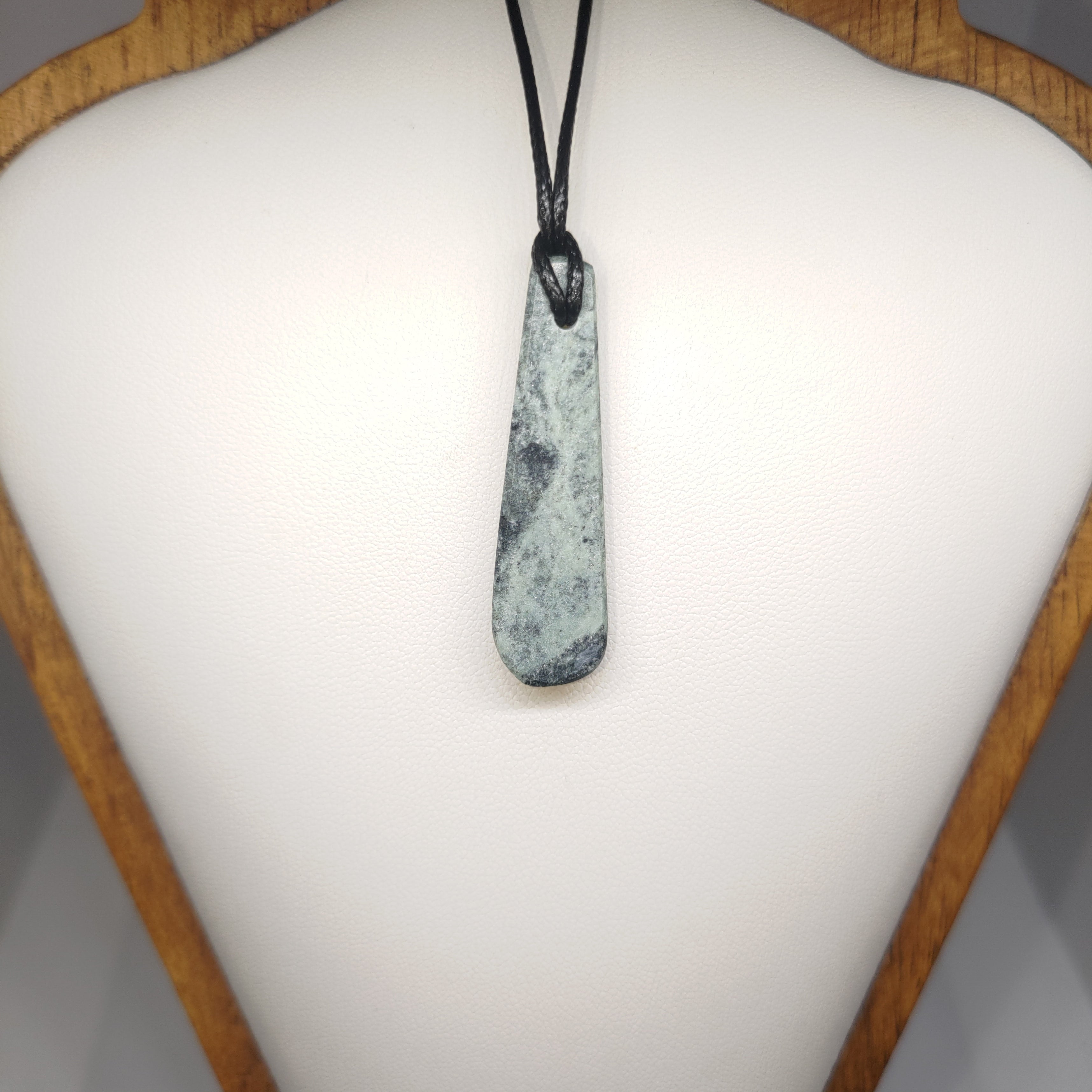 Hand Made New Zealand Pounamu/Greenstone Necklace Ref: 0230