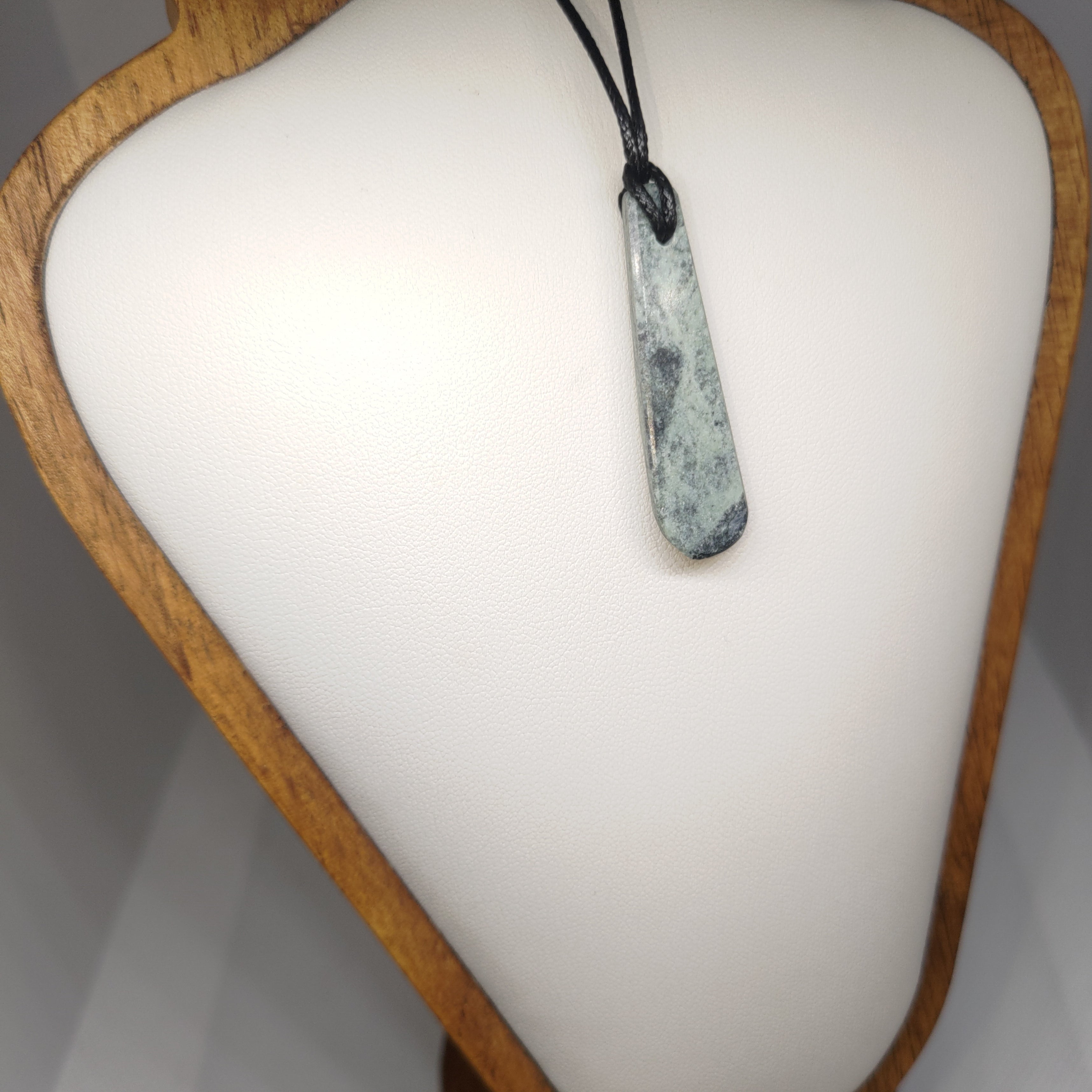 Hand Made New Zealand Pounamu/Greenstone Necklace Ref: 0230