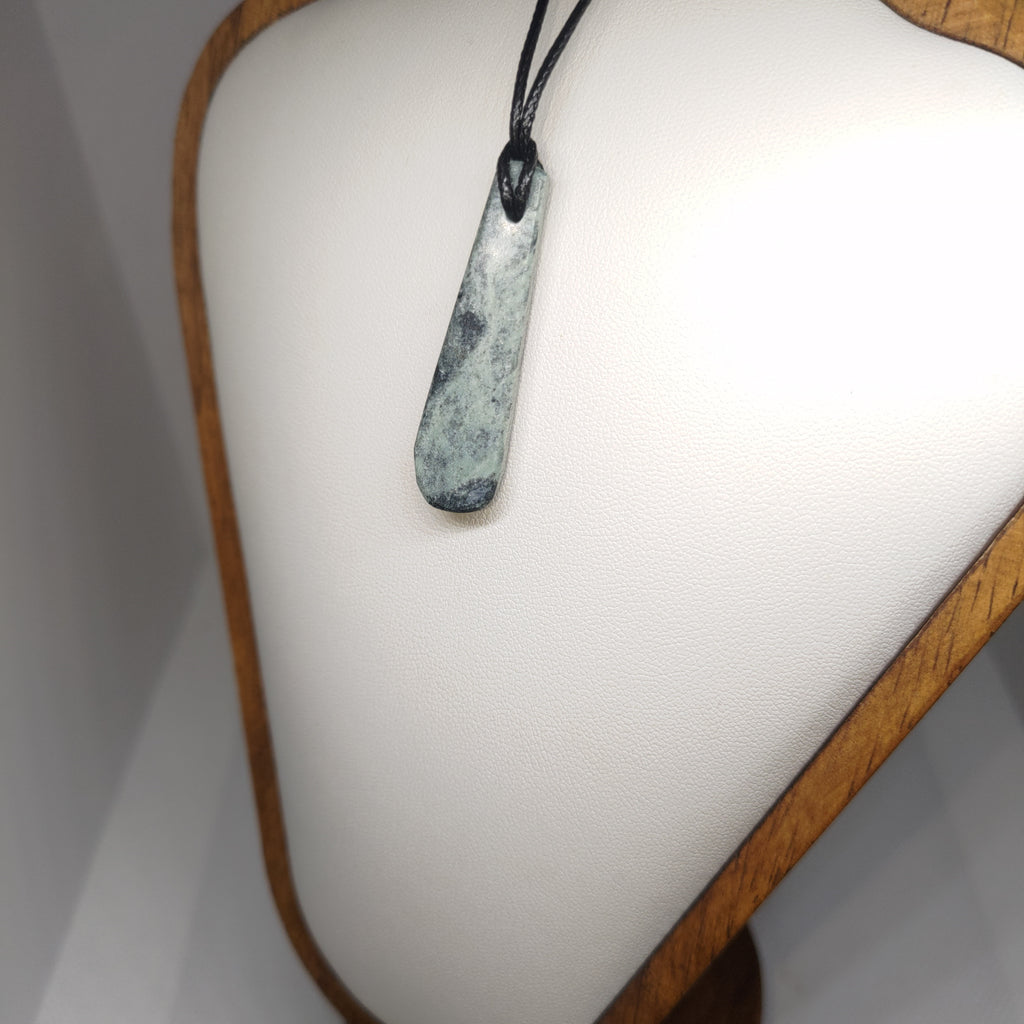 Hand Made New Zealand Pounamu/Greenstone Necklace Ref: 0230