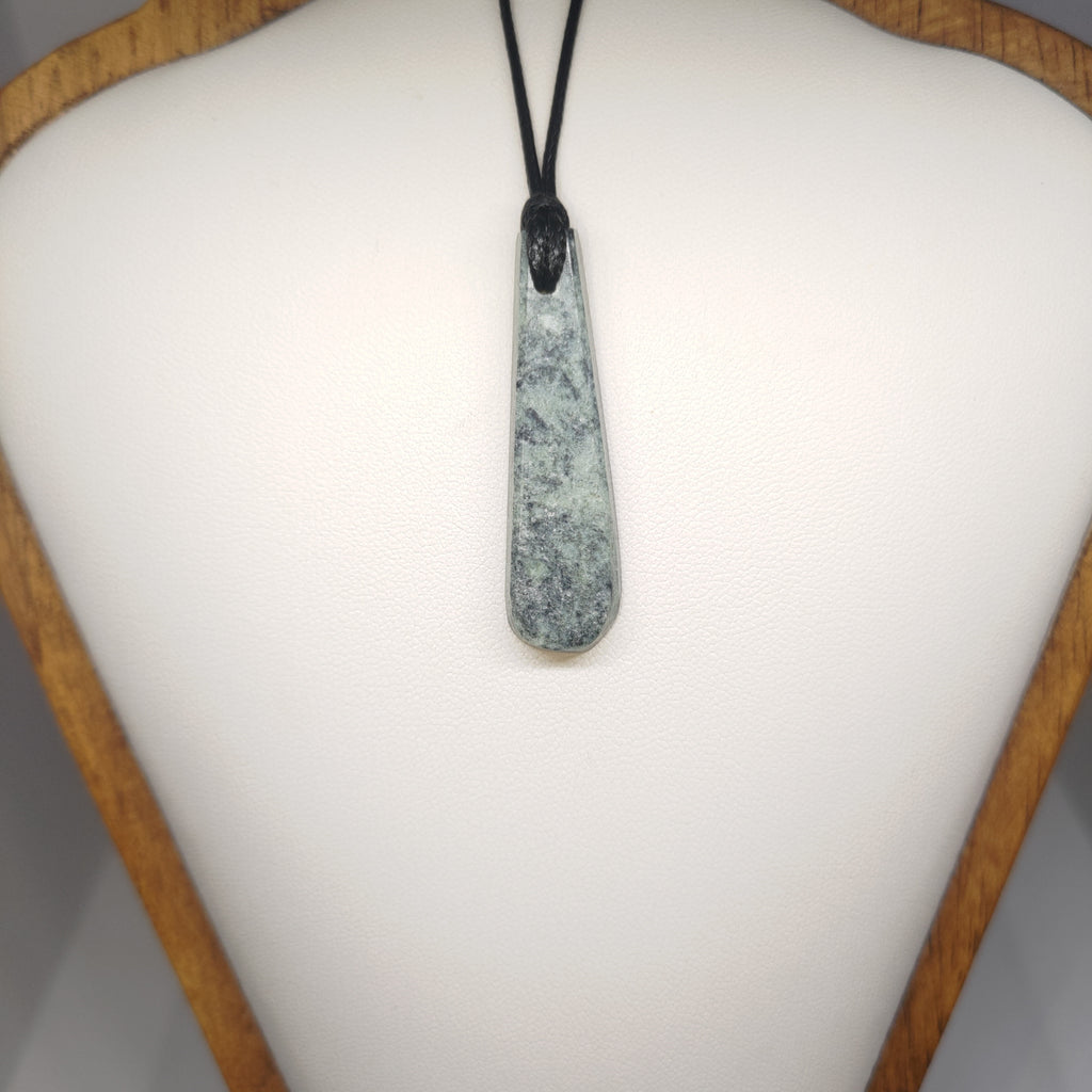 Hand Made New Zealand Pounamu/Greenstone Necklace Ref: 0230