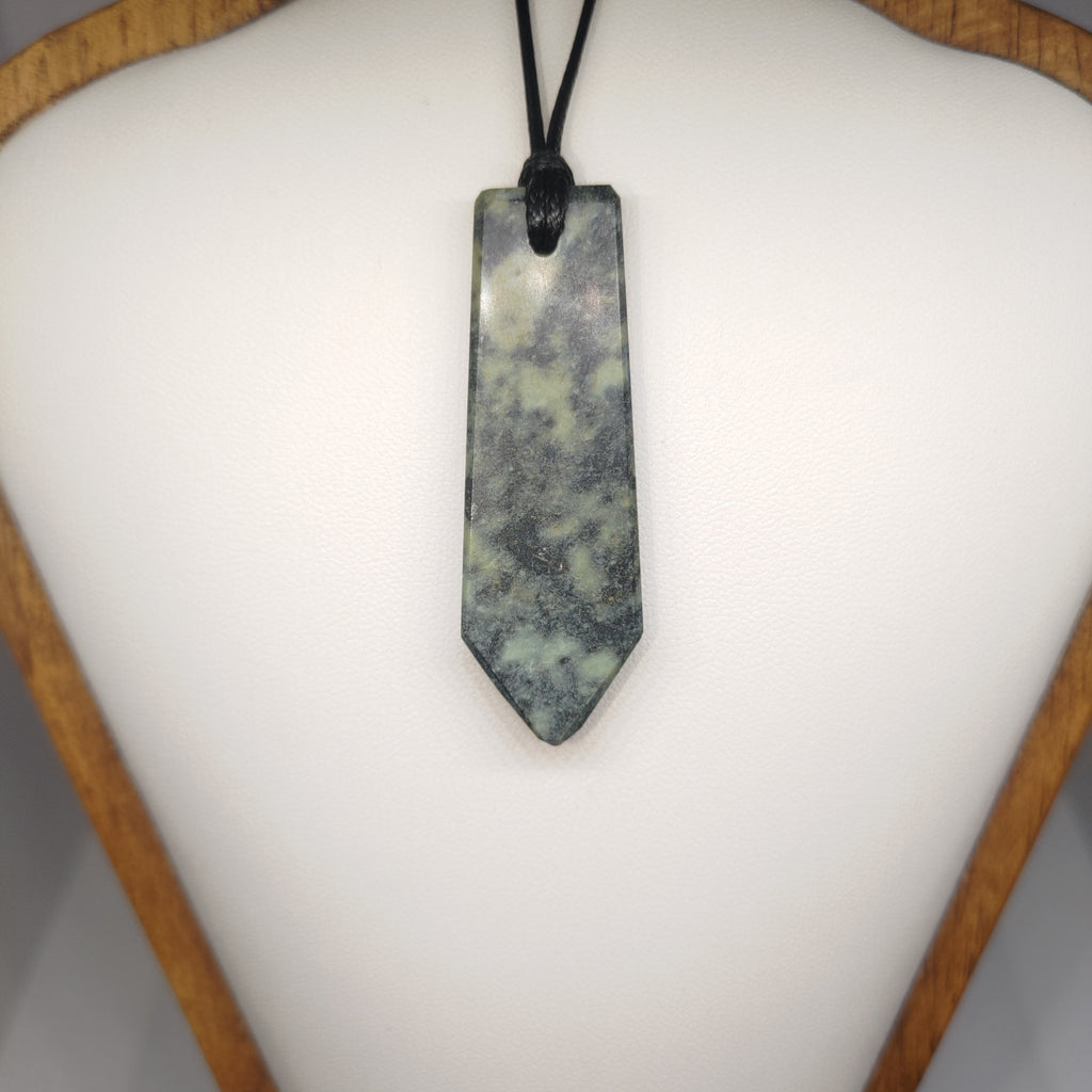 Hand Made New Zealand Pounamu/Greenstone Necklace Ref: 0231