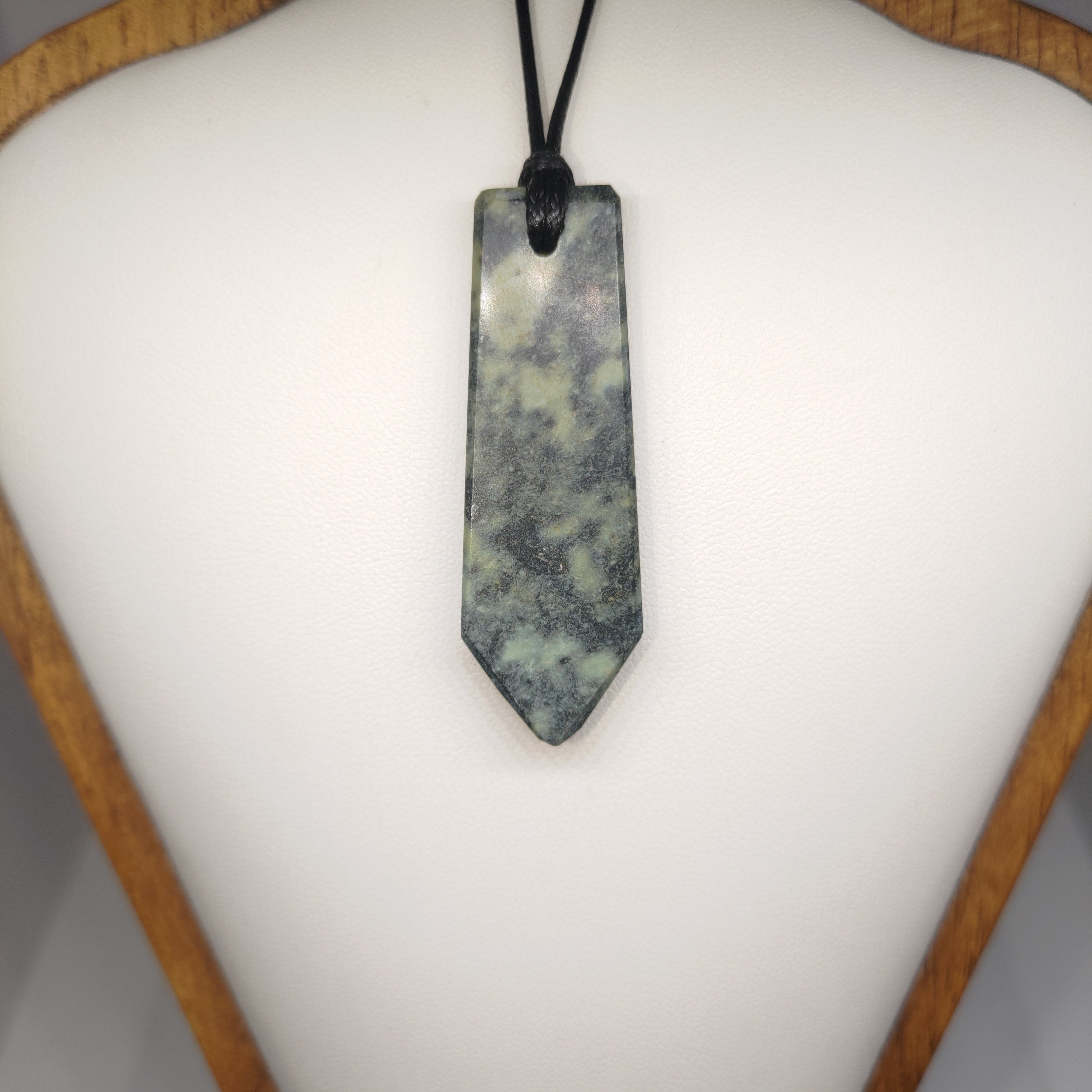 Hand Made New Zealand Pounamu/Greenstone Necklace Ref: 0231