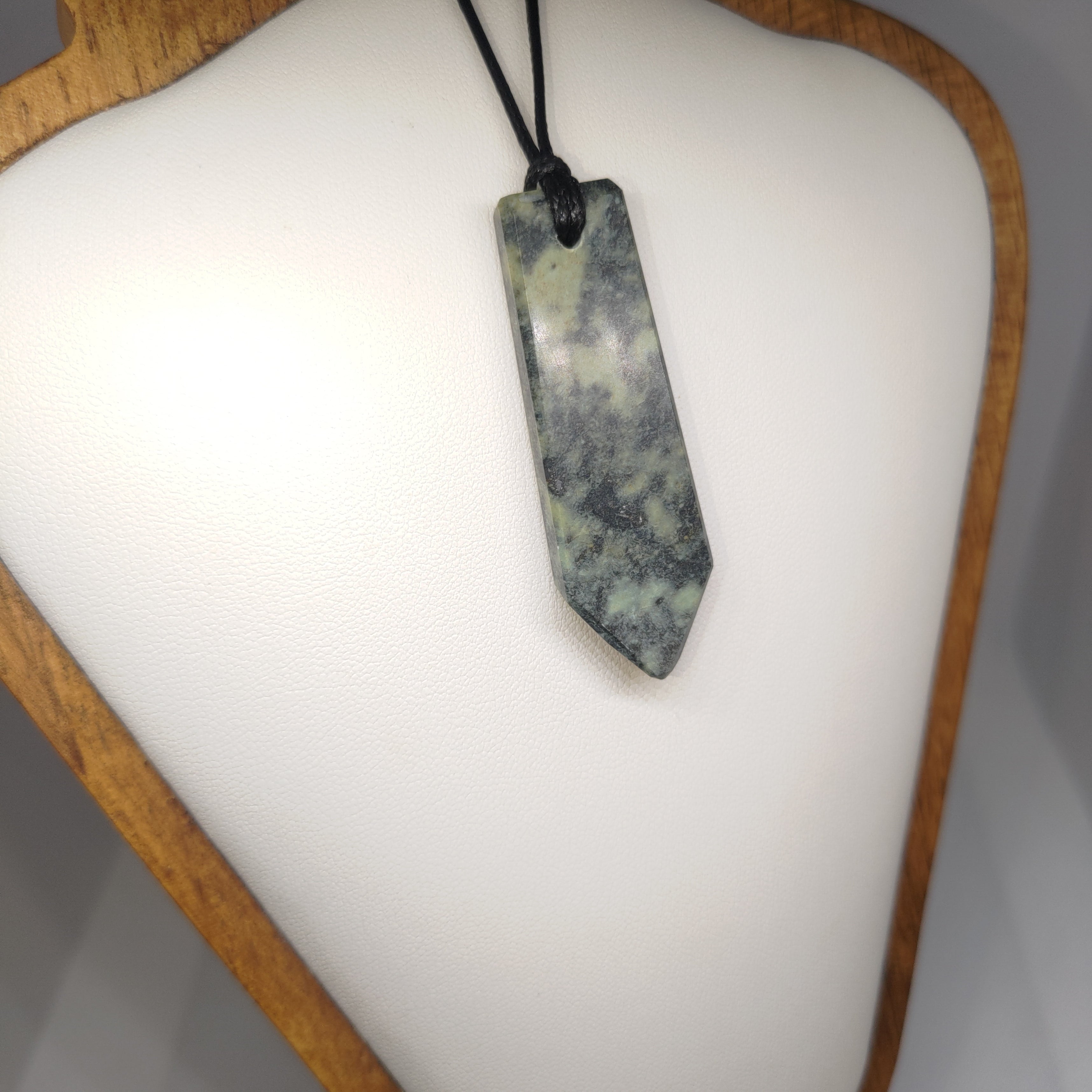 Hand Made New Zealand Pounamu/Greenstone Necklace Ref: 0231