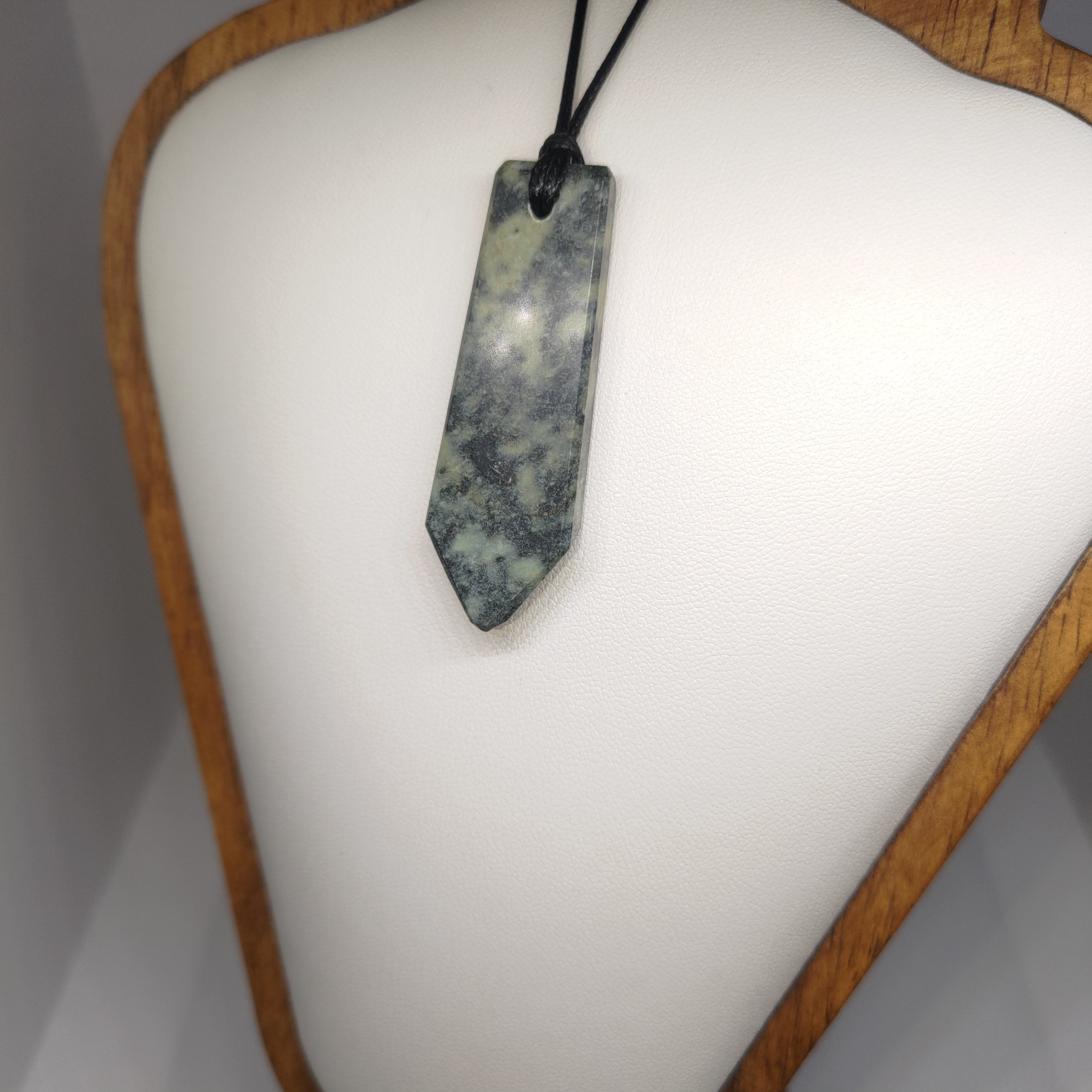 Hand Made New Zealand Pounamu/Greenstone Necklace Ref: 0231