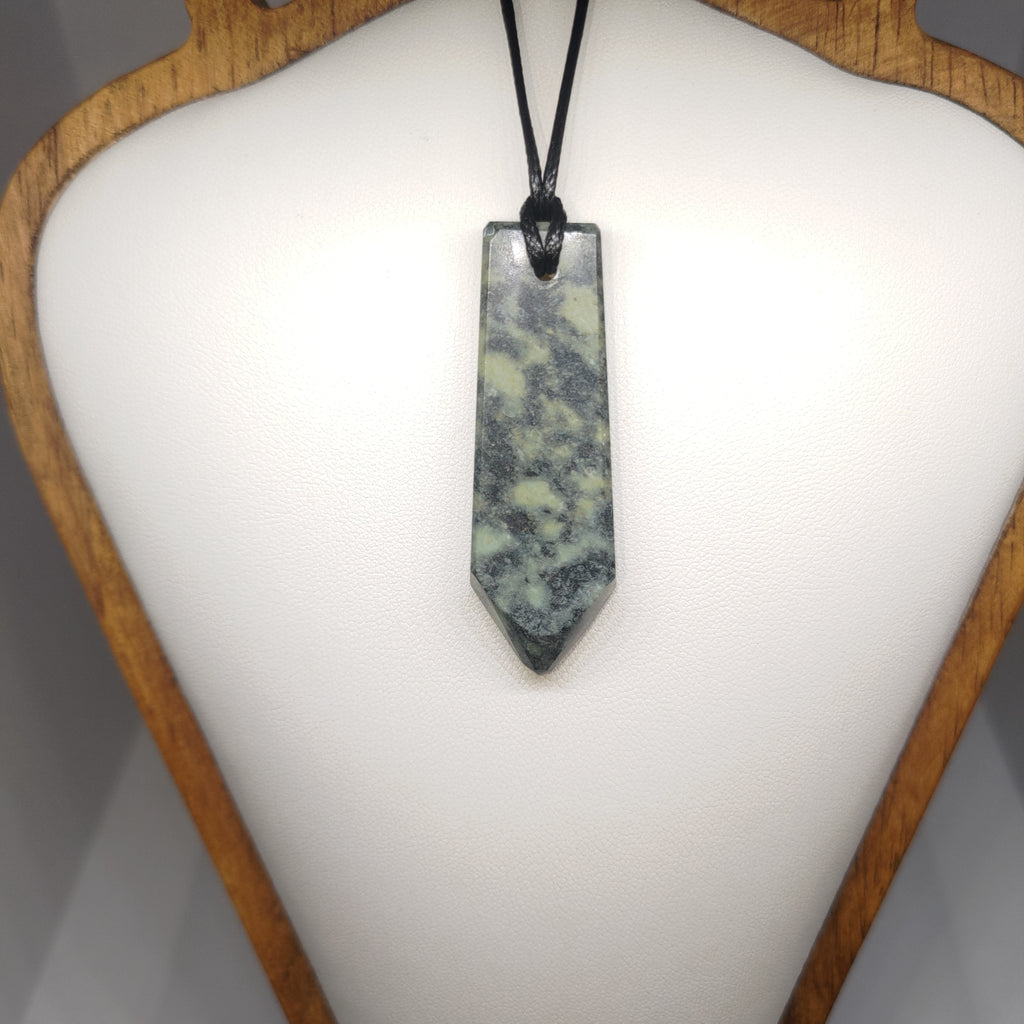 Hand Made New Zealand Pounamu/Greenstone Necklace Ref: 0231