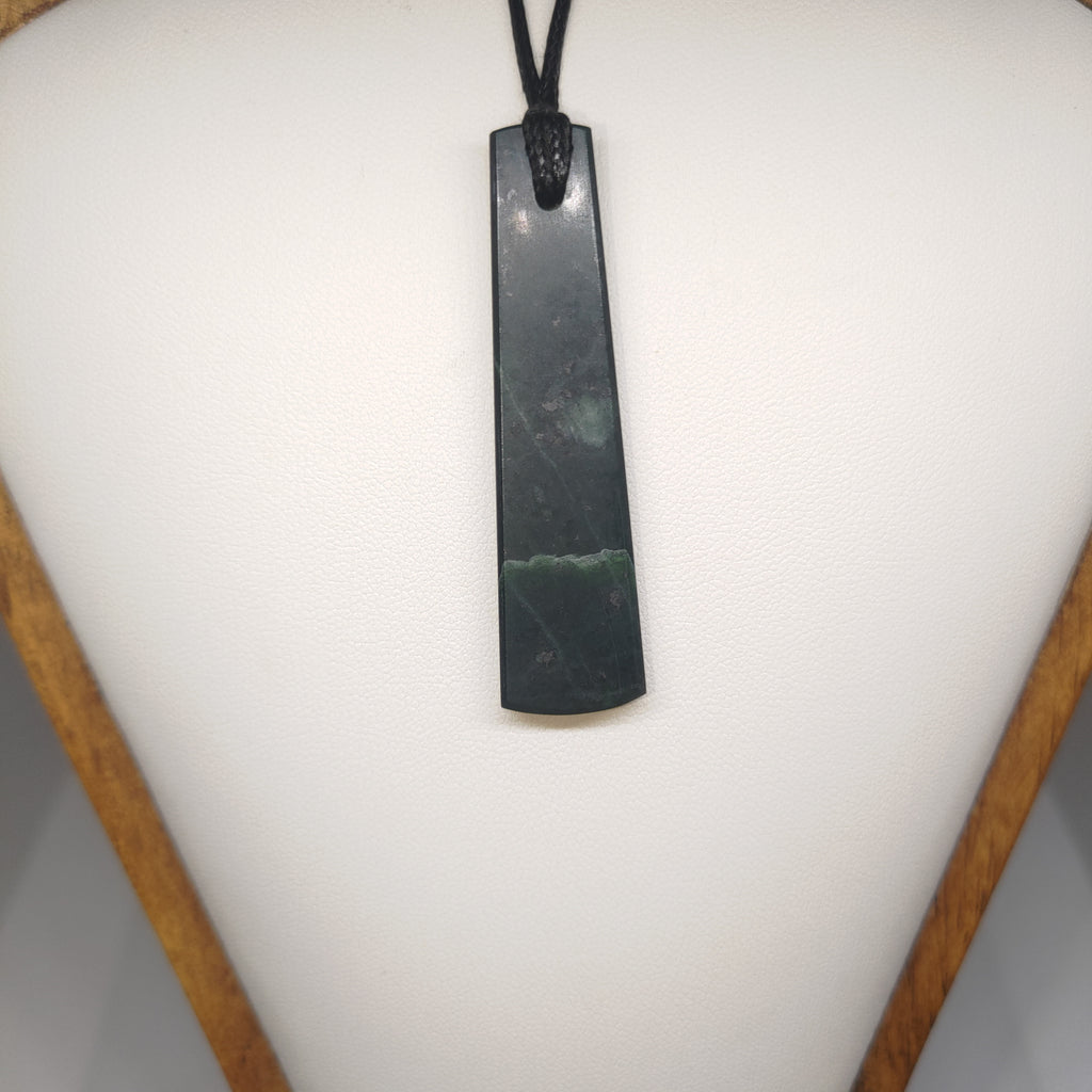 Hand Made New Zealand Pounamu/Greenstone Necklace Ref: 0232