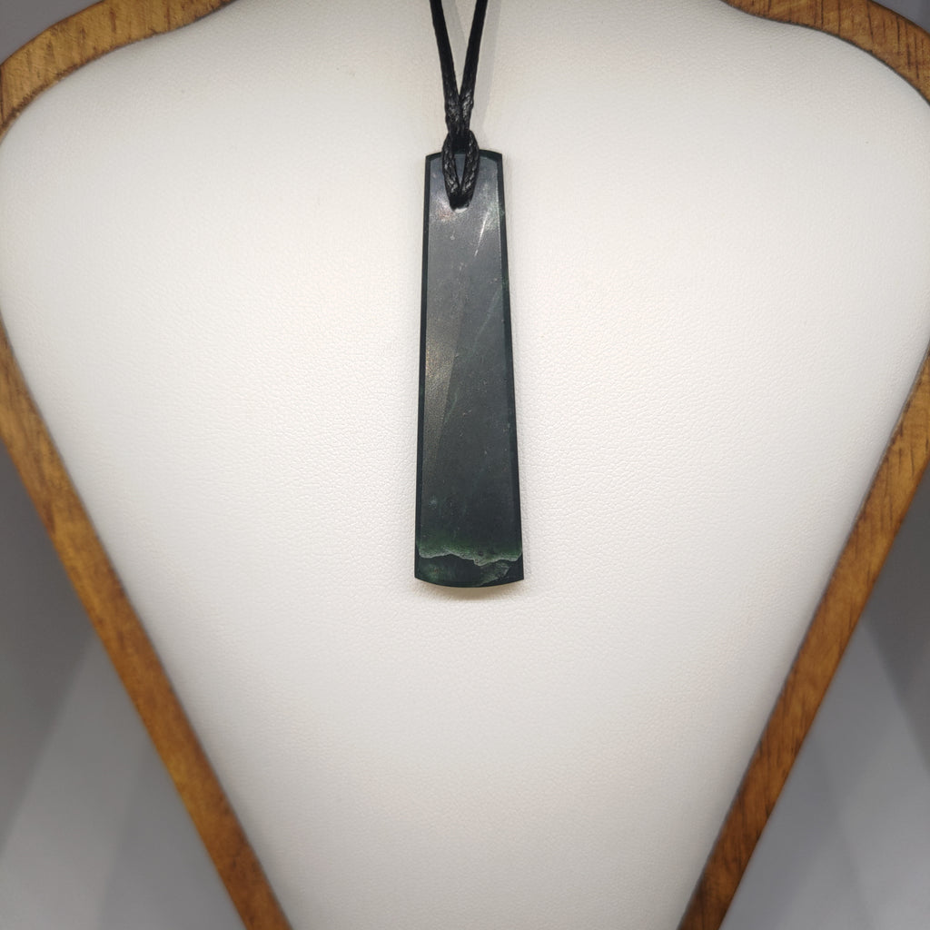 Hand Made New Zealand Pounamu/Greenstone Necklace Ref: 0232
