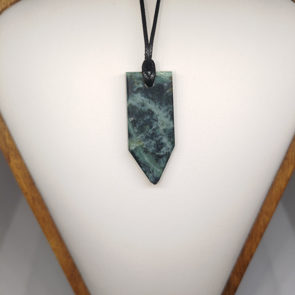 Hand Made New Zealand Pounamu/Greenstone Necklace Ref: 0234