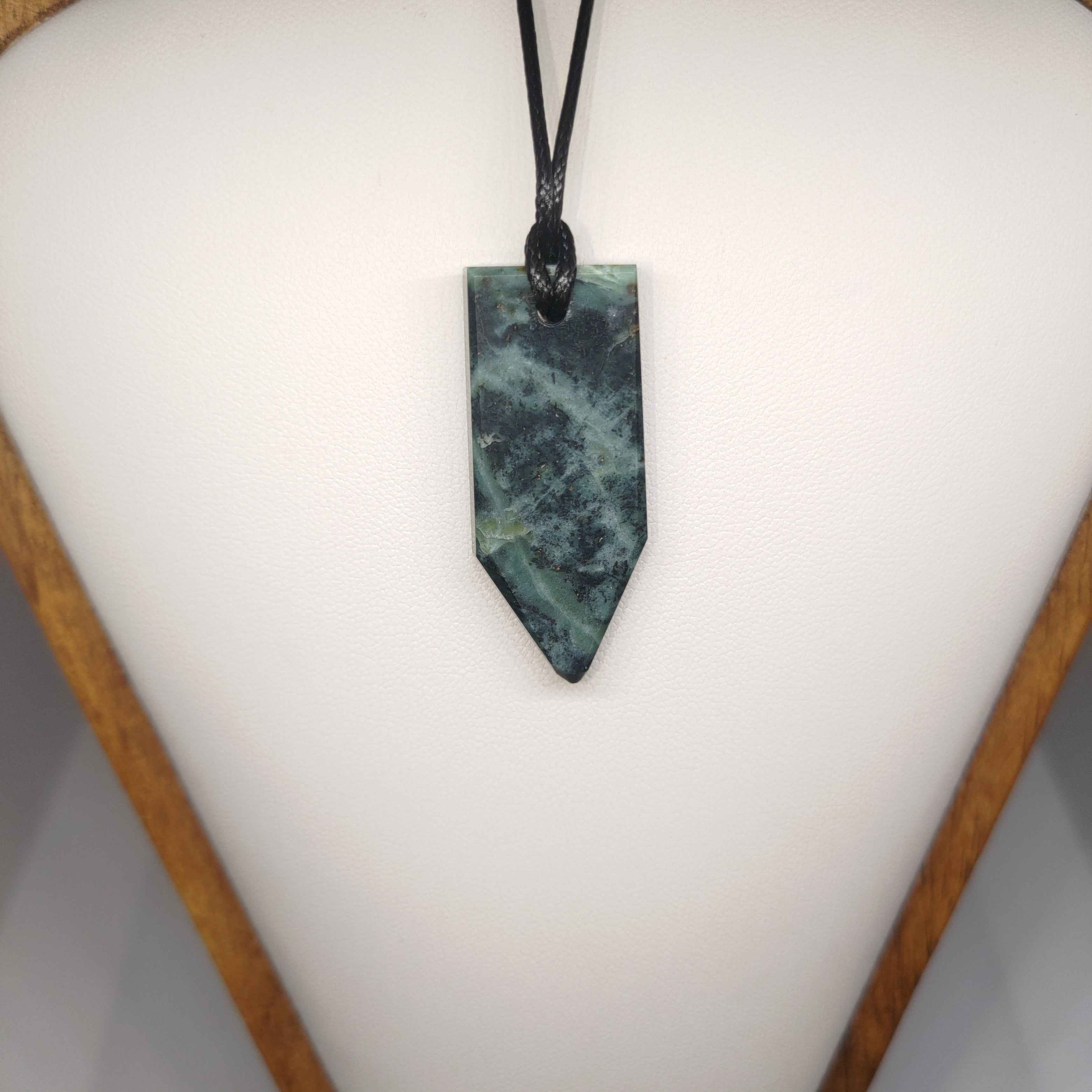 Hand Made New Zealand Pounamu/Greenstone Necklace Ref: 0234